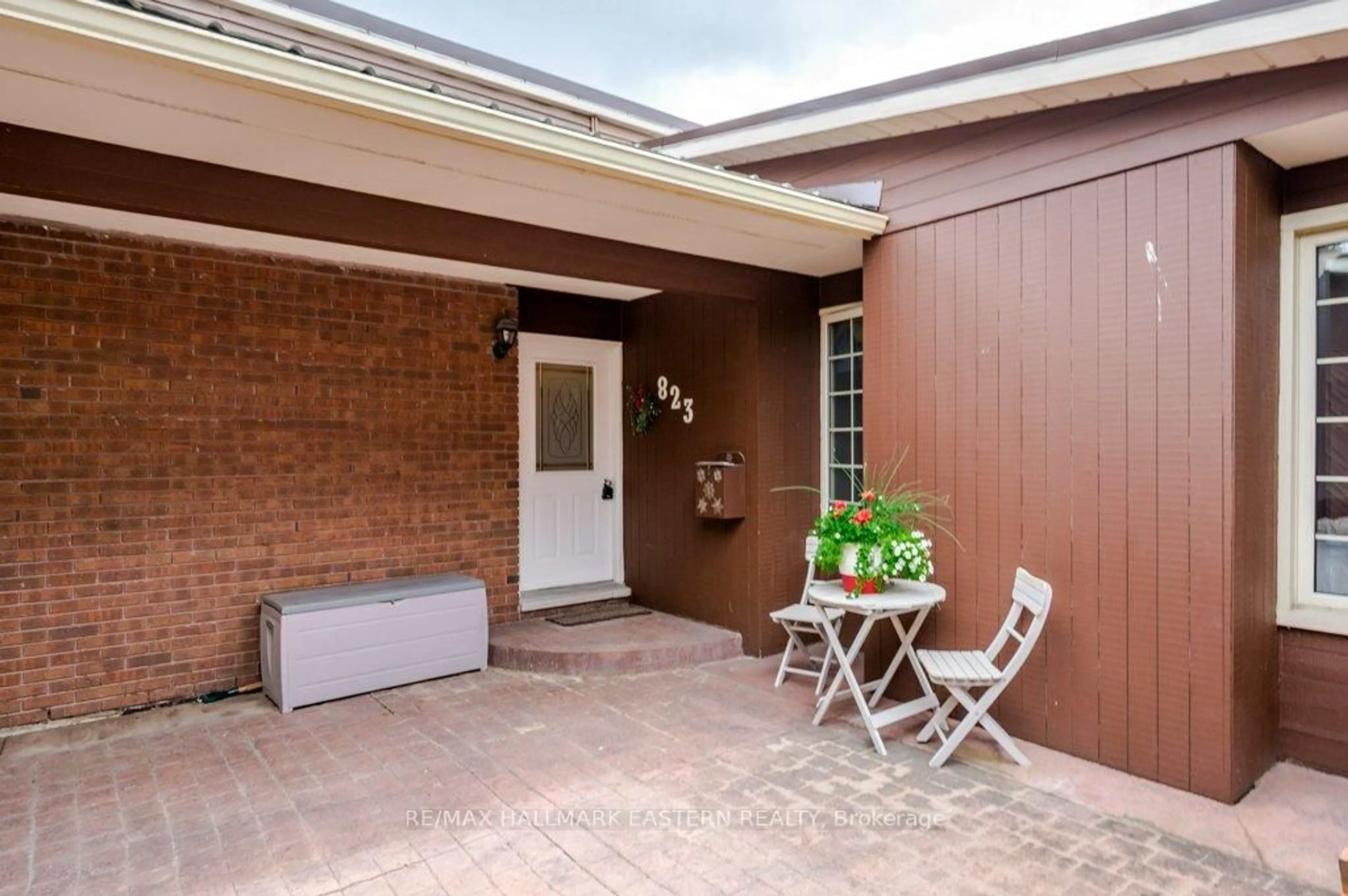 Patio, street for 823 Wedgewood Crt, Peterborough Ontario K9J 7T8
