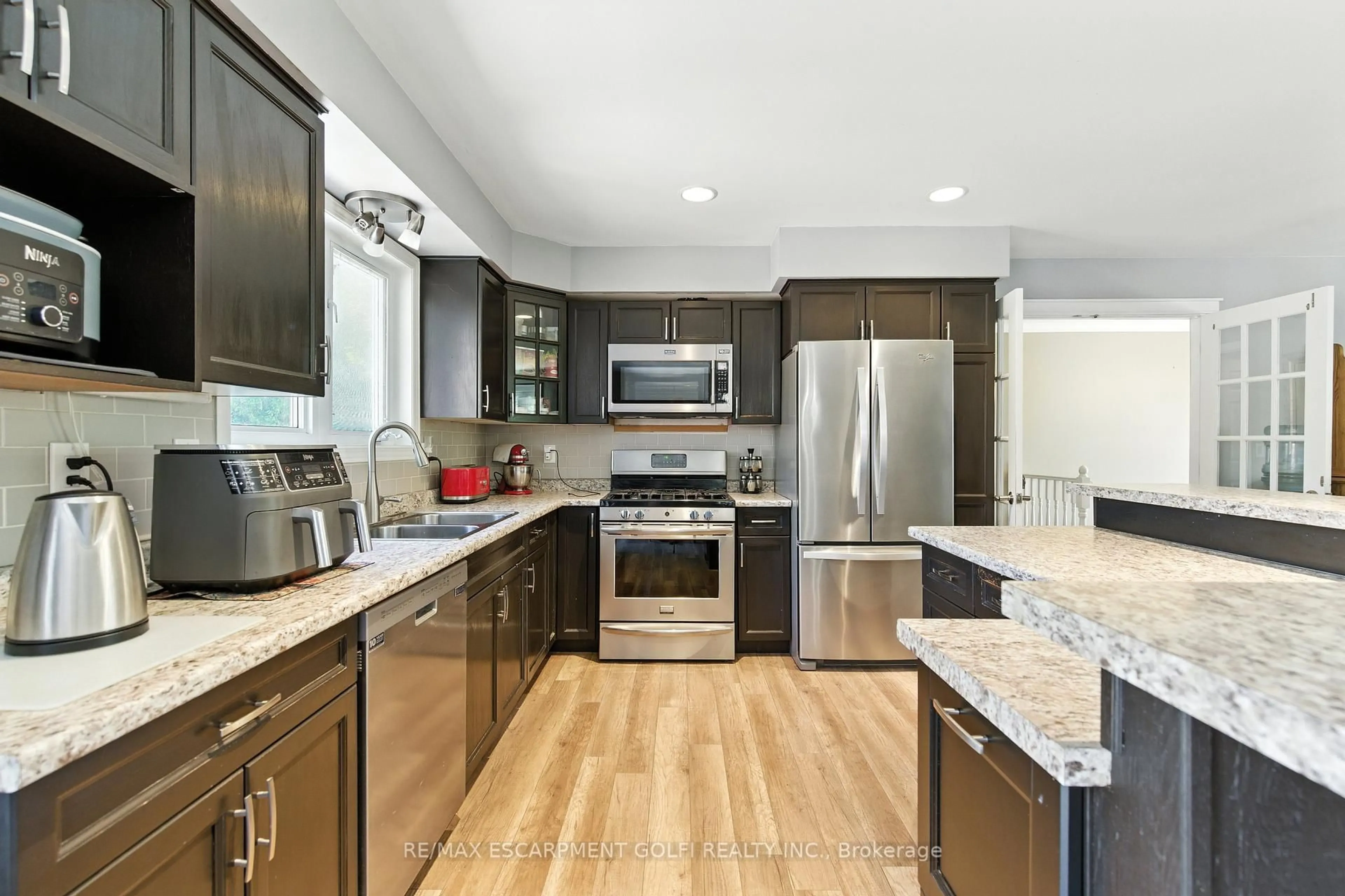 Open concept kitchen, ceramic/tile floor for 922 Bird Rd, Haldimand Ontario N1A 2W5