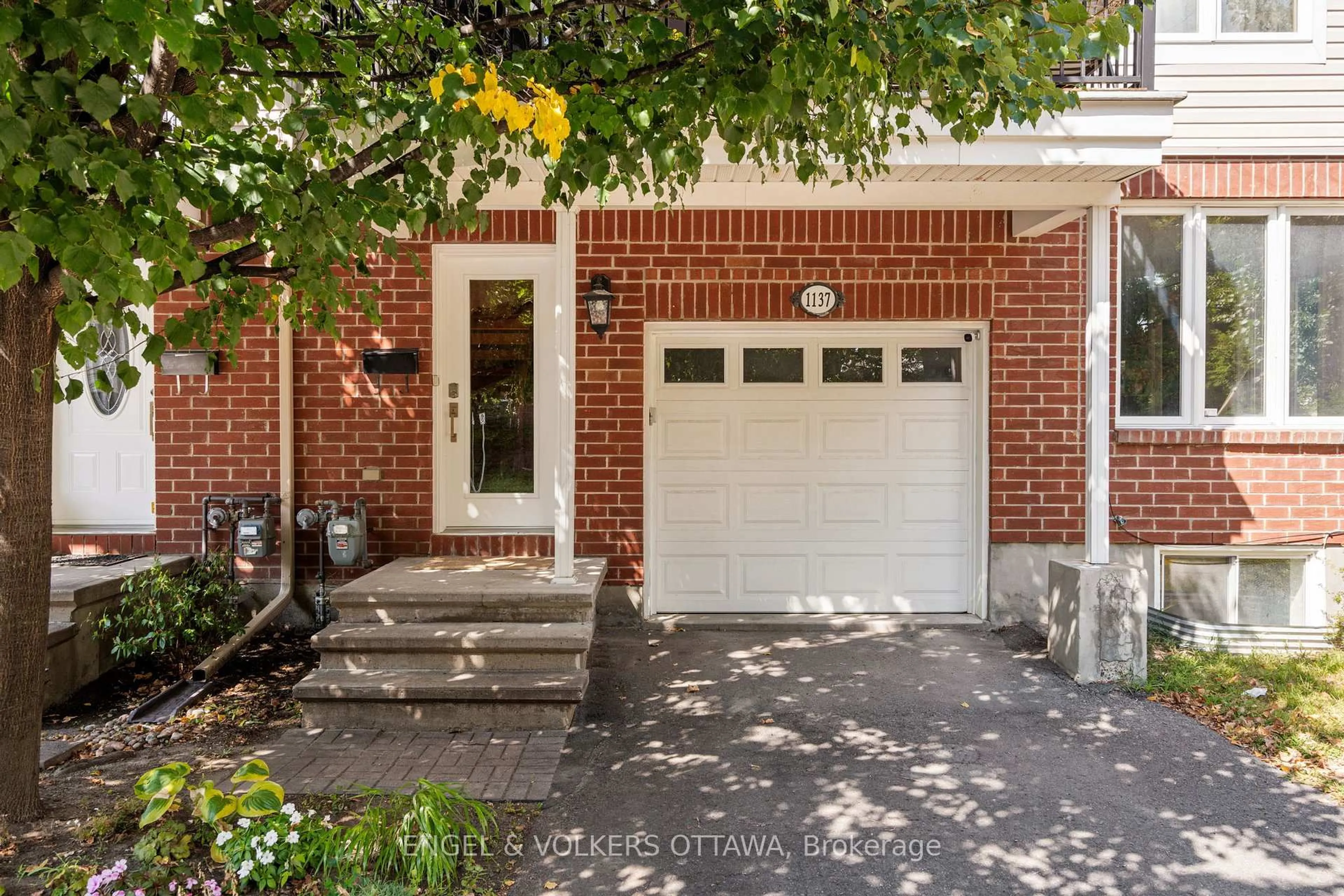 Home with brick exterior material, street for 1137 Rockingham Ave, Ottawa Ontario K1H 8A4