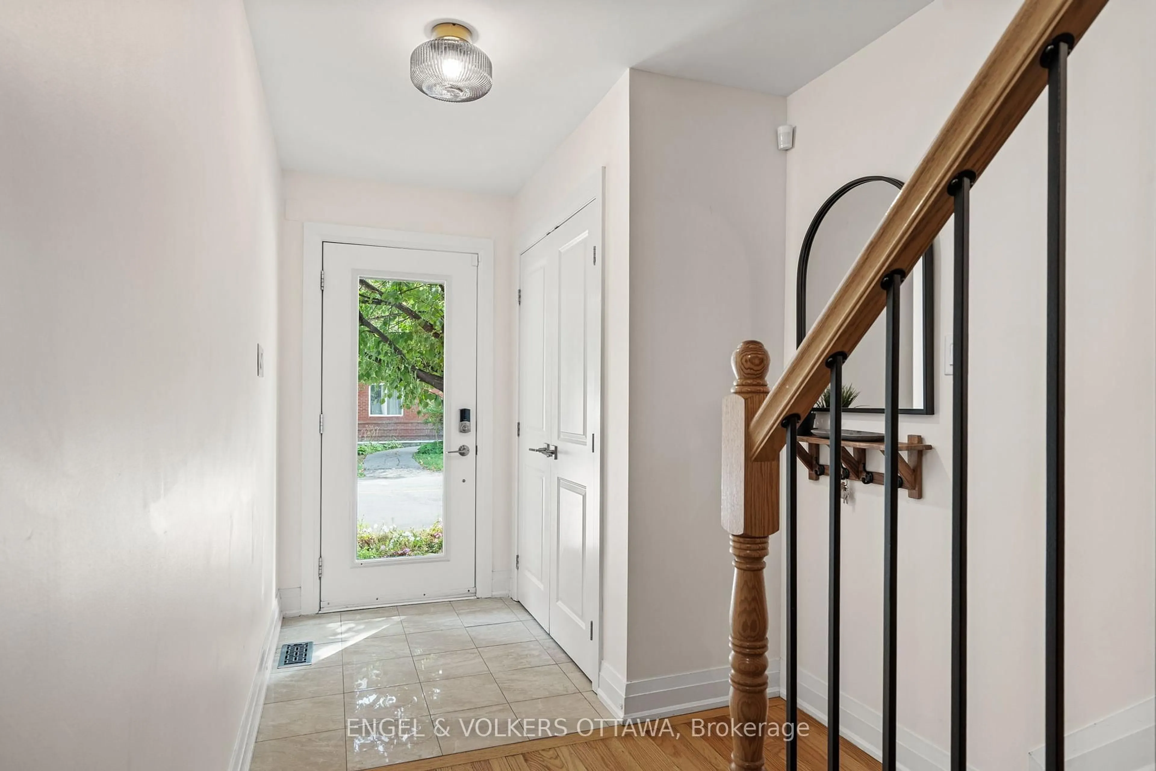 Indoor entryway for 1137 Rockingham Ave, Ottawa Ontario K1H 8A4
