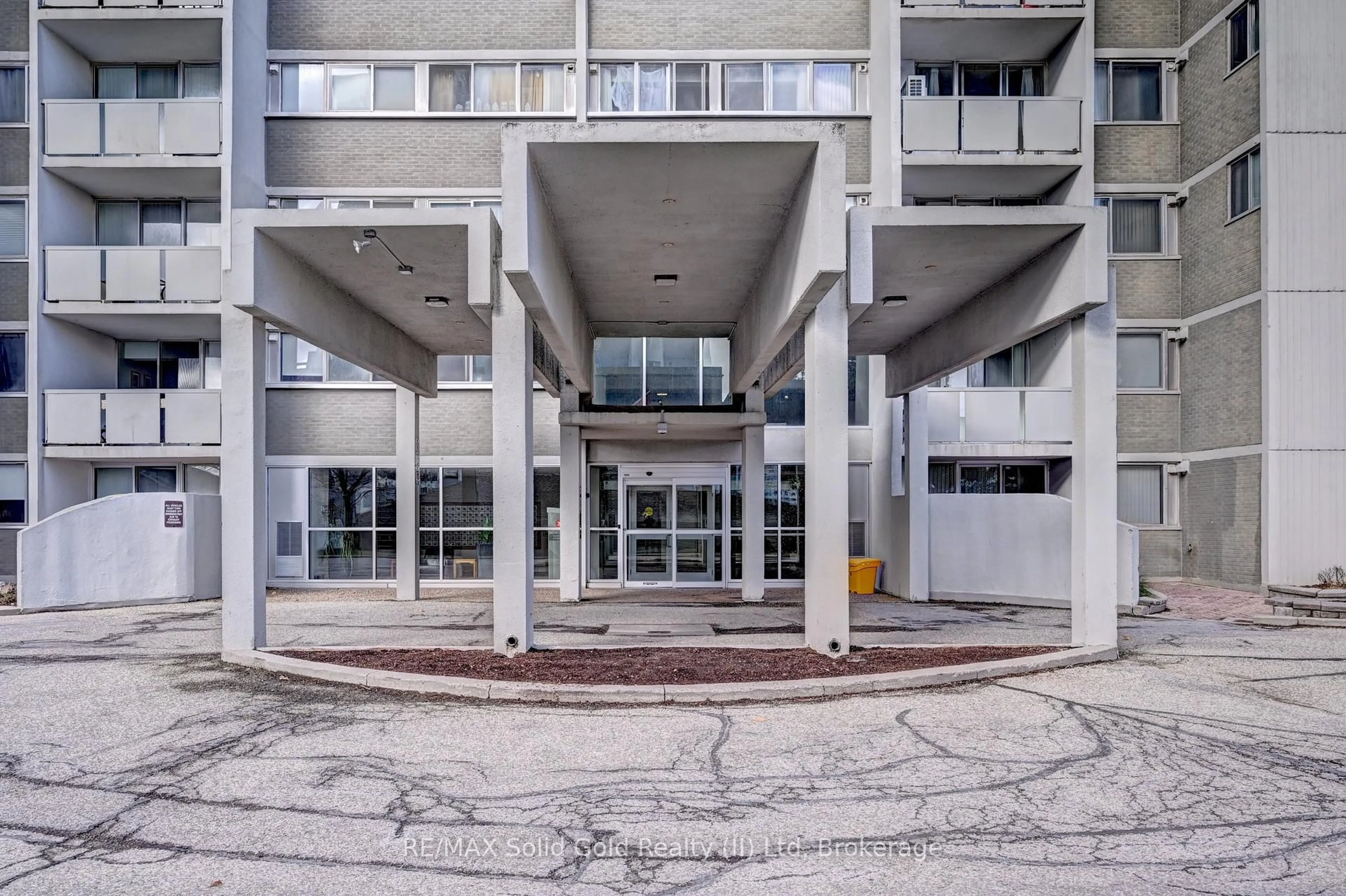 Indoor foyer for 375 King St #1502, Waterloo Ontario N2J 4L6