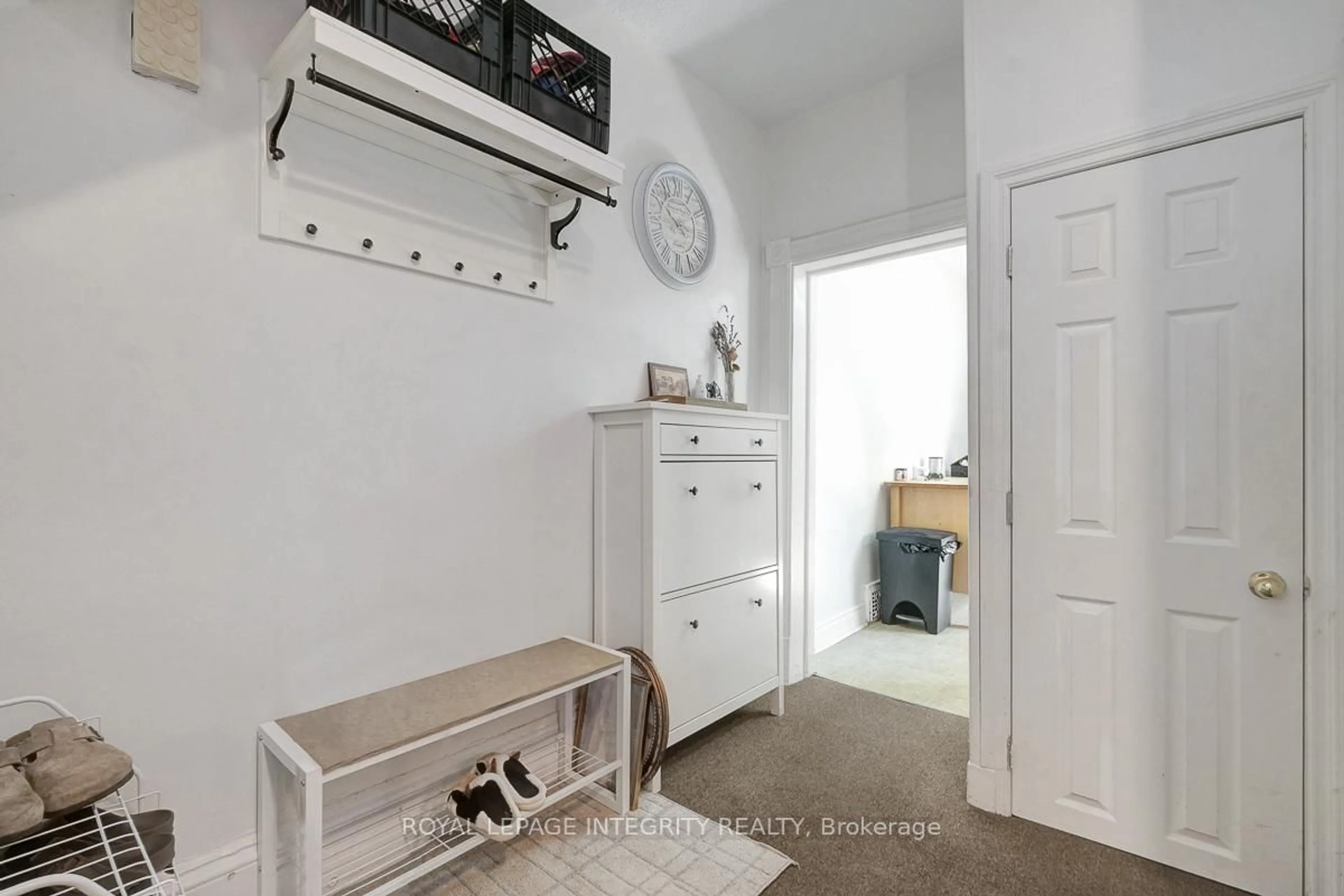 Indoor entryway for 199 Henderson Ave, Ottawa Ontario K1N 7P7