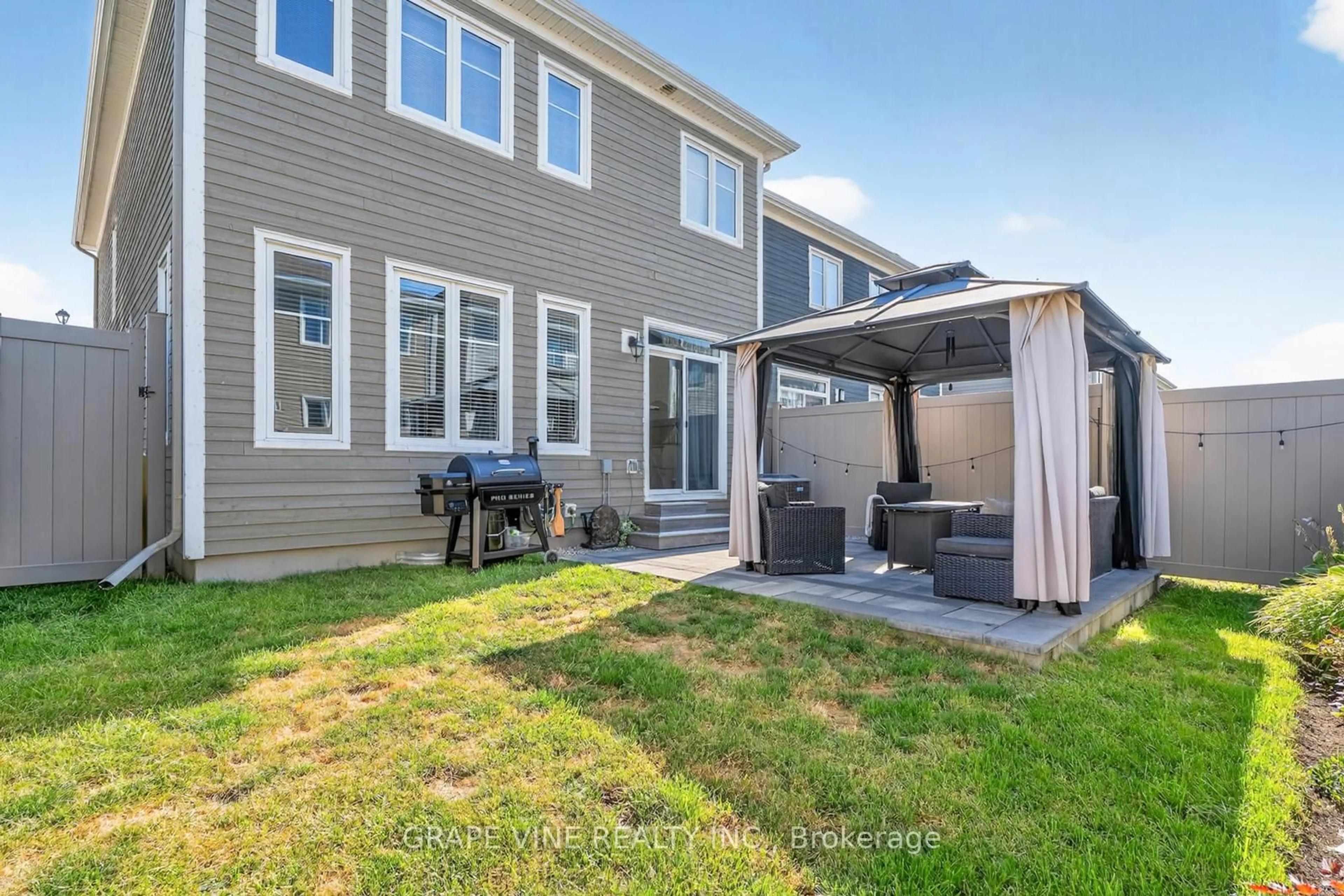 Patio, street for 269 Meynell Rd, Richmond Ontario K0A 2Z0