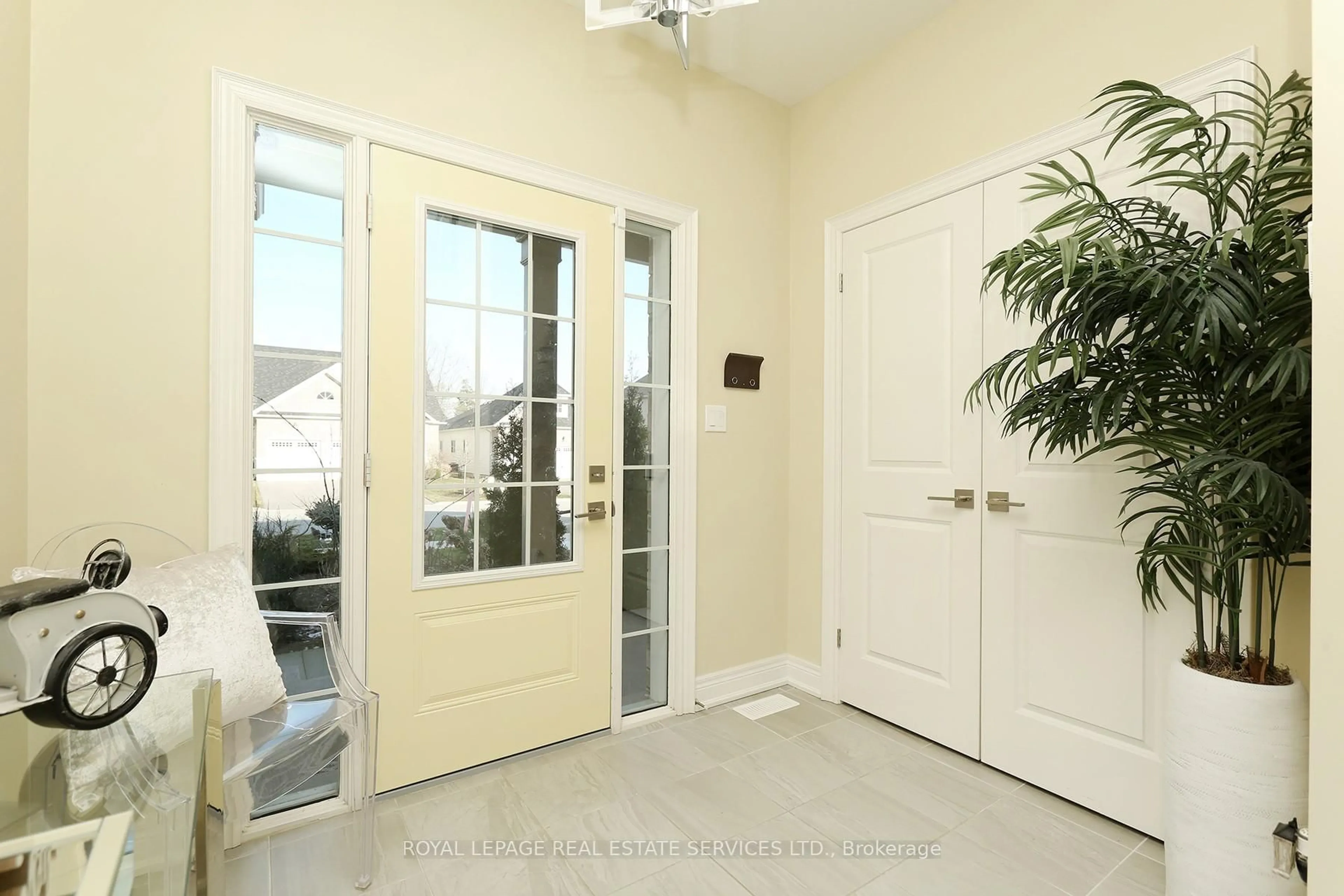 Indoor entryway for 869 Burwell St, Fort Erie Ontario L2A 1N1