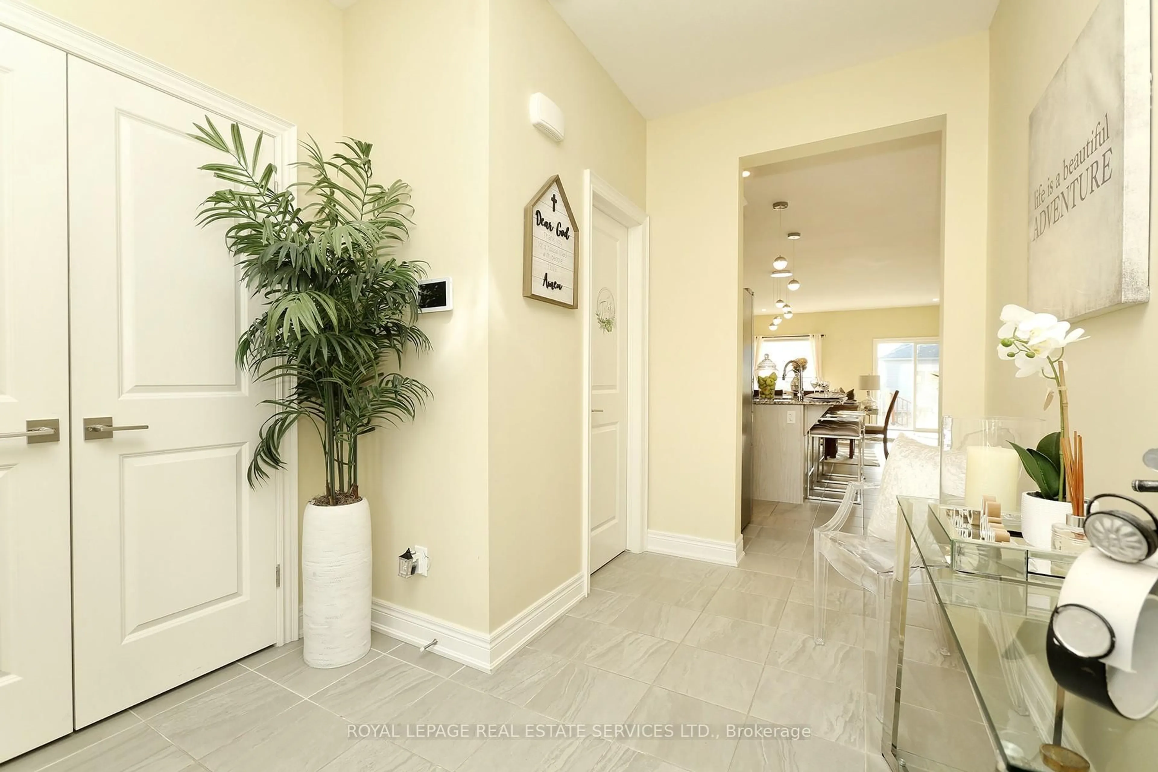 Indoor entryway for 869 Burwell St, Fort Erie Ontario L2A 1N1