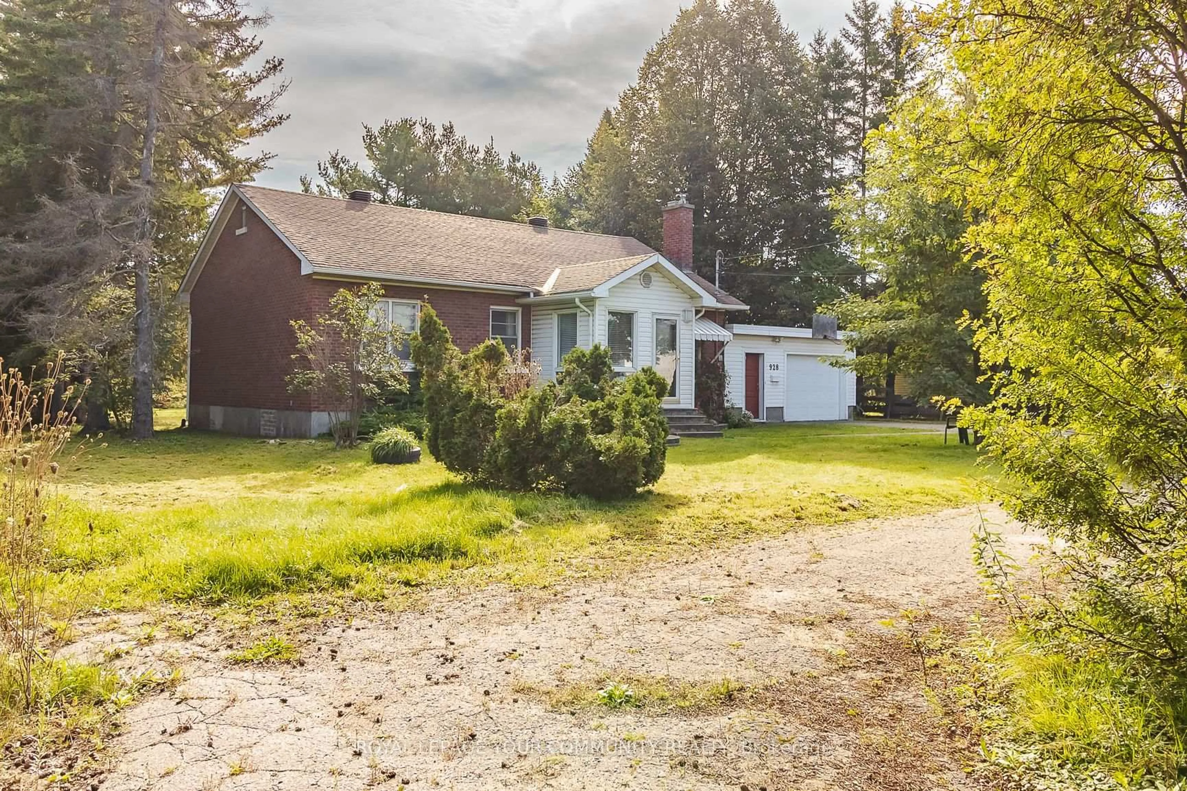 A pic from outside/outdoor area/front of a property/back of a property/a pic from drone, street for 928 Great Northern Rd, Sault Ste Marie Ontario P6B 5A3