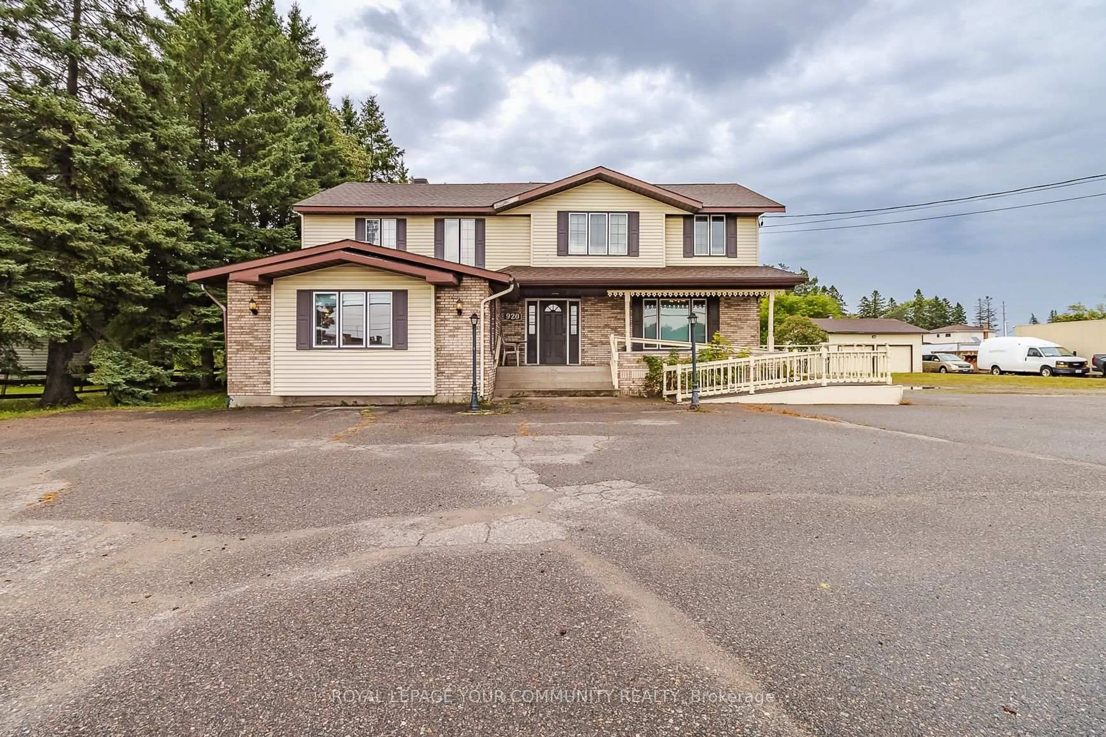 A pic from outside/outdoor area/front of a property/back of a property/a pic from drone, unknown for 920 Great Northern Rd, Sault Ste Marie Ontario P6B 0B6