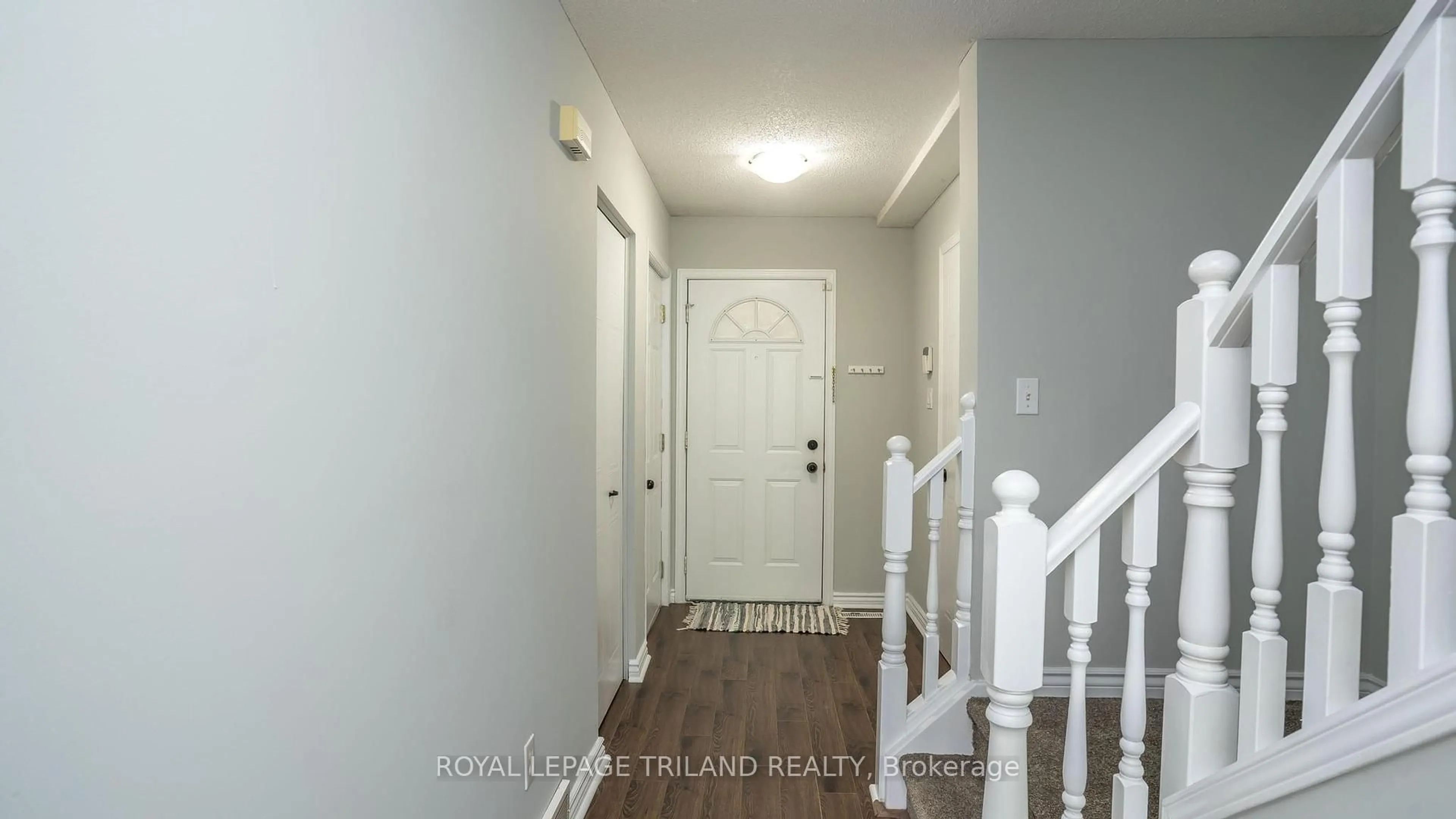 Indoor entryway for 223 SIMPSON Cres, London East Ontario N5V 5E1