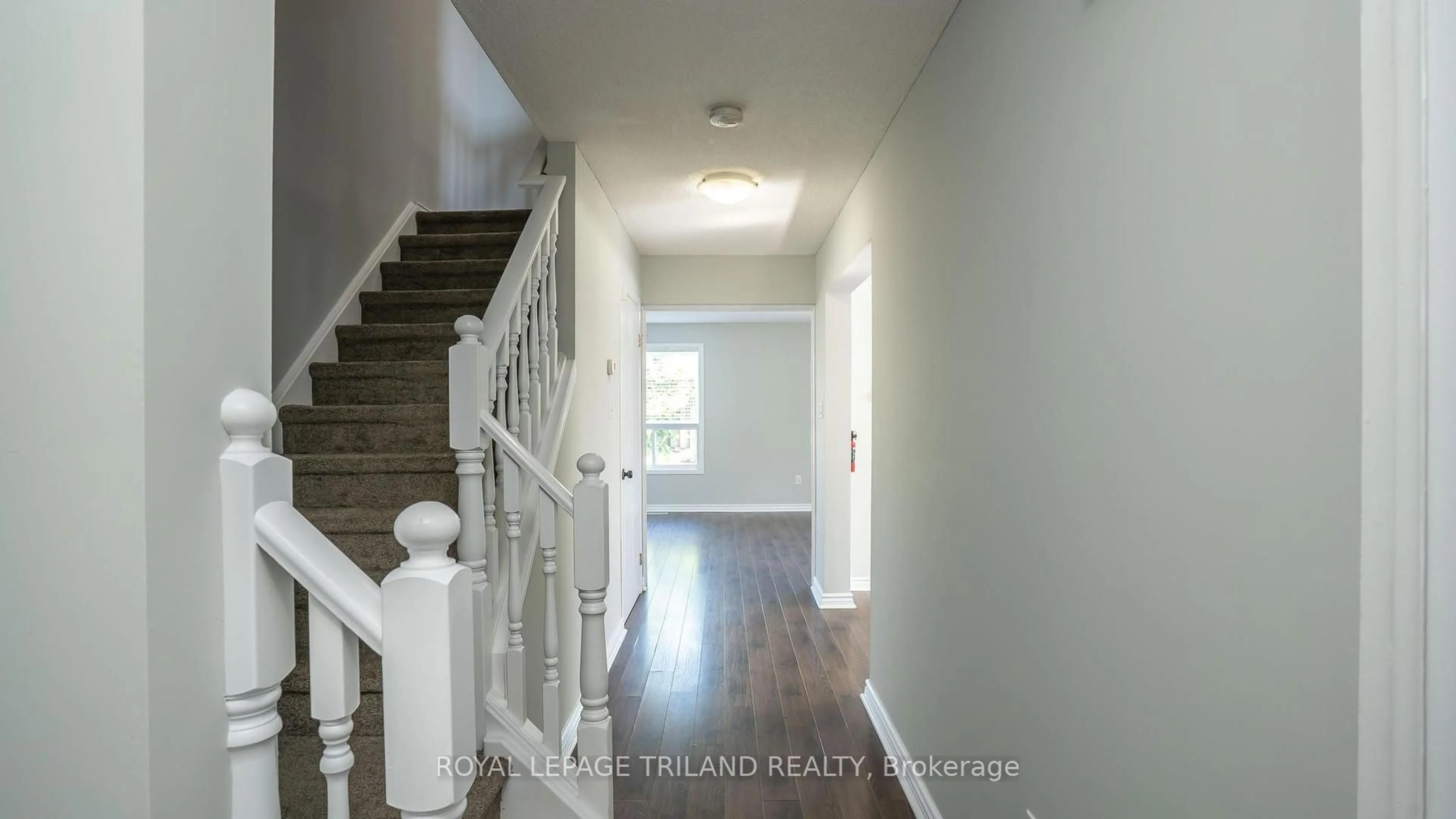 Indoor entryway for 223 SIMPSON Cres, London East Ontario N5V 5E1