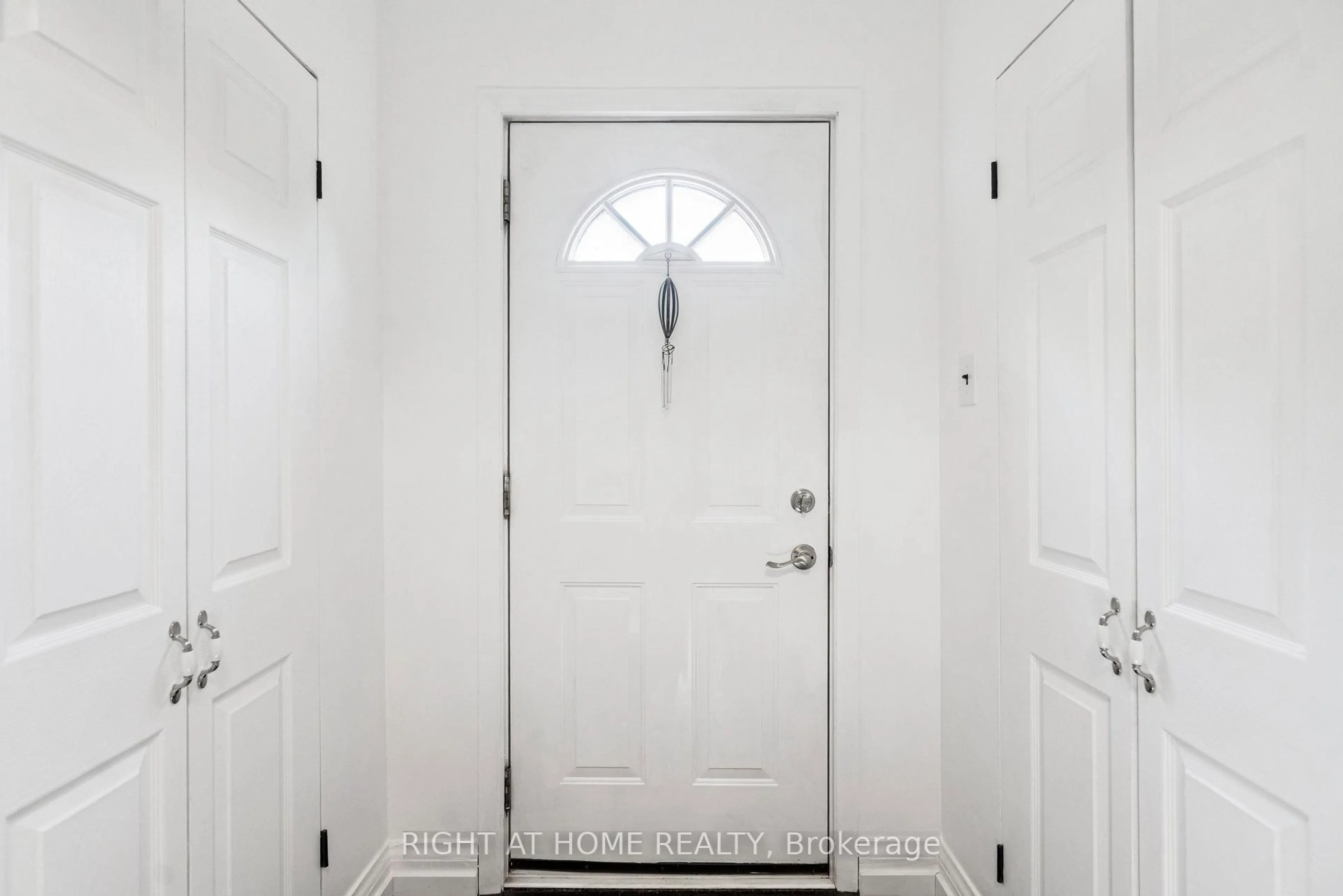 Indoor entryway for 105 Glenridge Ave, St. Catharines Ontario L2R 4X5