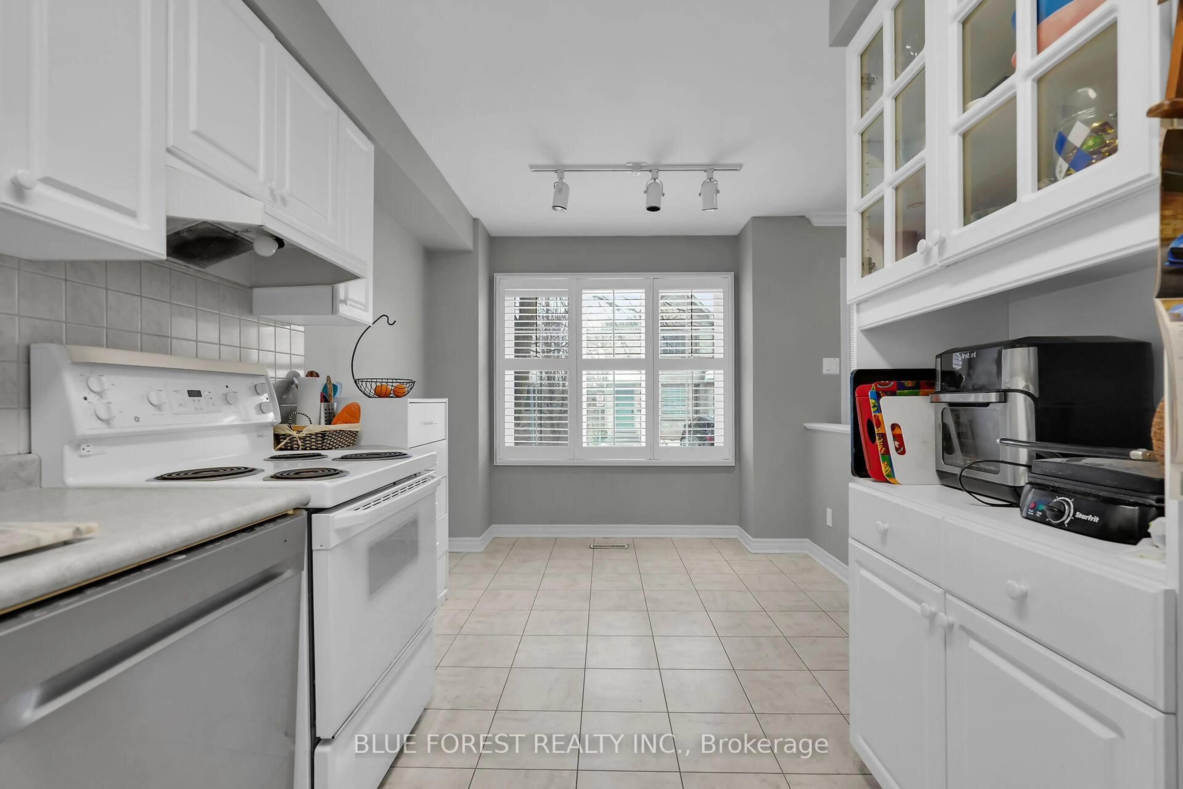 Open concept kitchen, ceramic/tile floor for 410 Ambleside Dr #3, London North Ontario N6G 4Y3