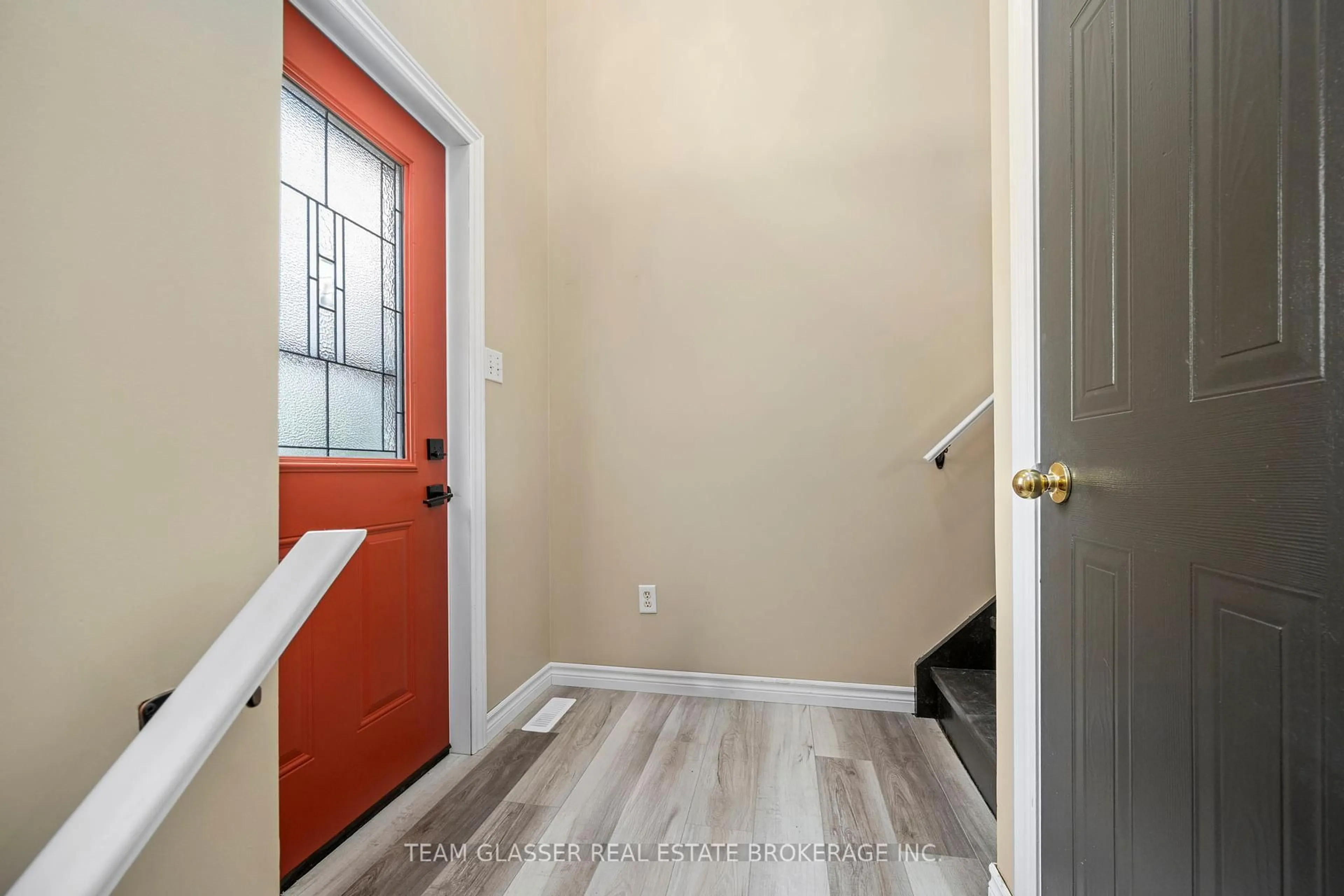 Indoor entryway for 76 JUNO Dr, St. Thomas Ontario N5R 6E9