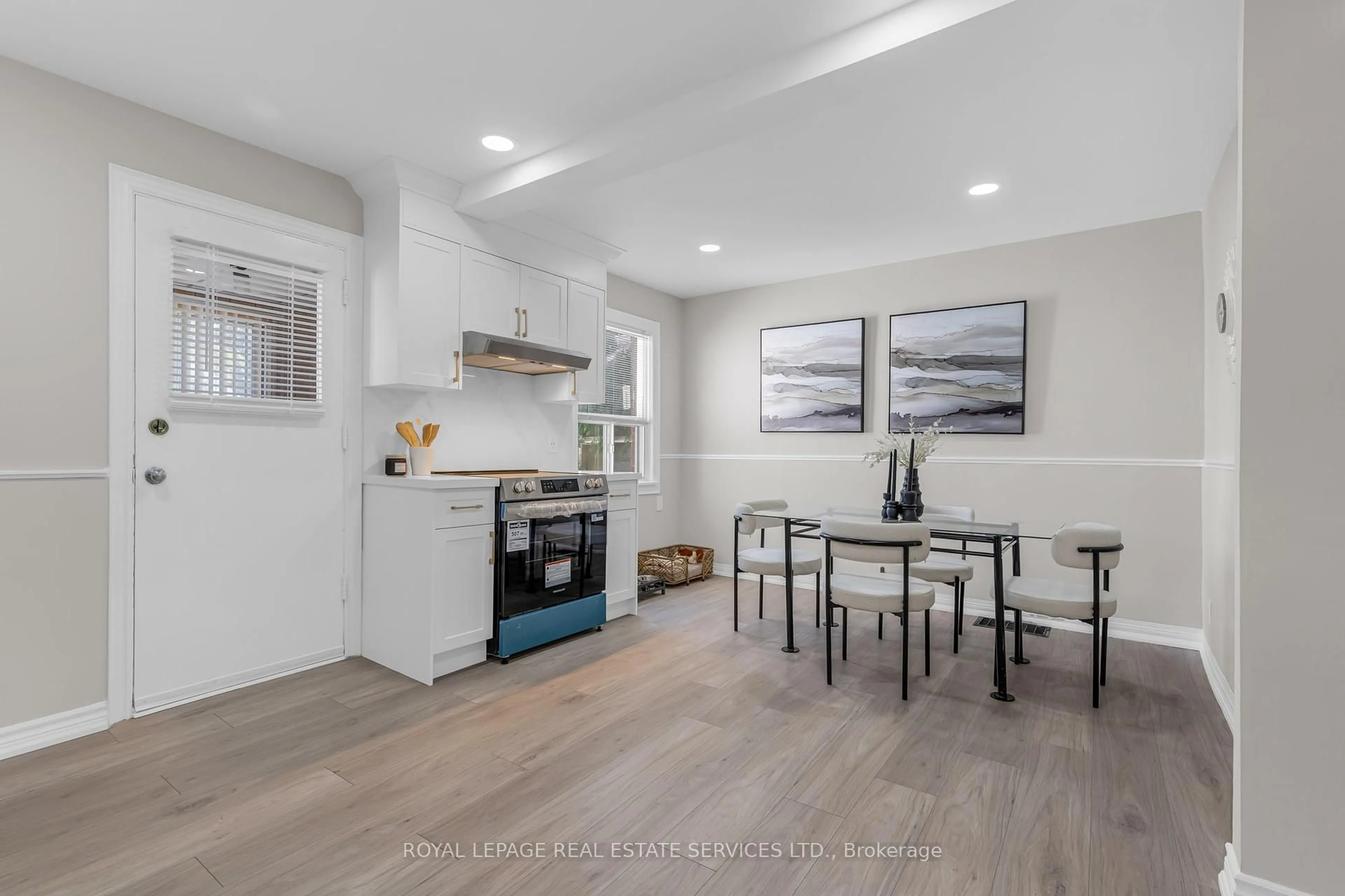 Open concept kitchen, unknown for 294 Cope St, Hamilton Ontario L8H 5B5