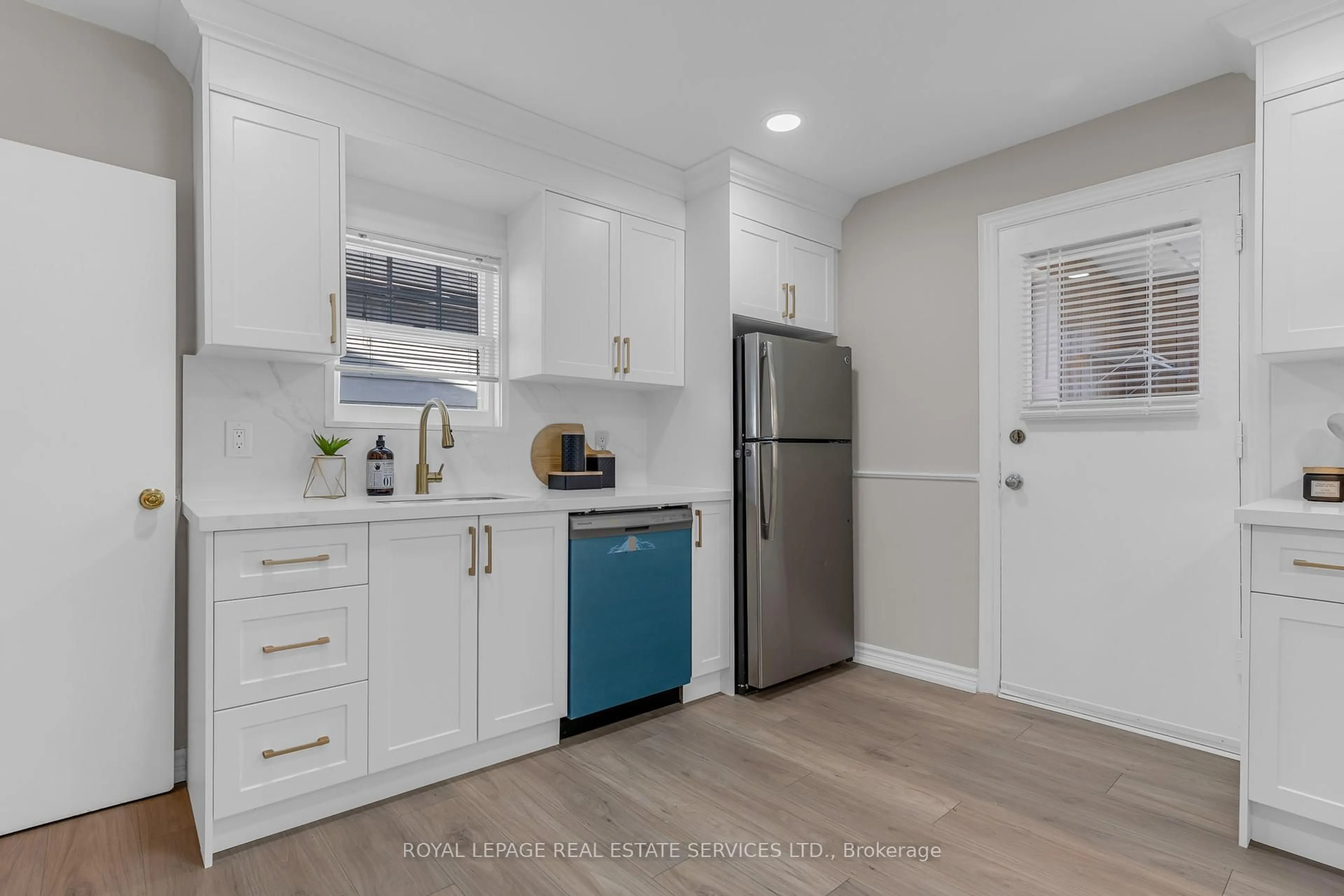 Open concept kitchen, unknown for 294 Cope St, Hamilton Ontario L8H 5B5