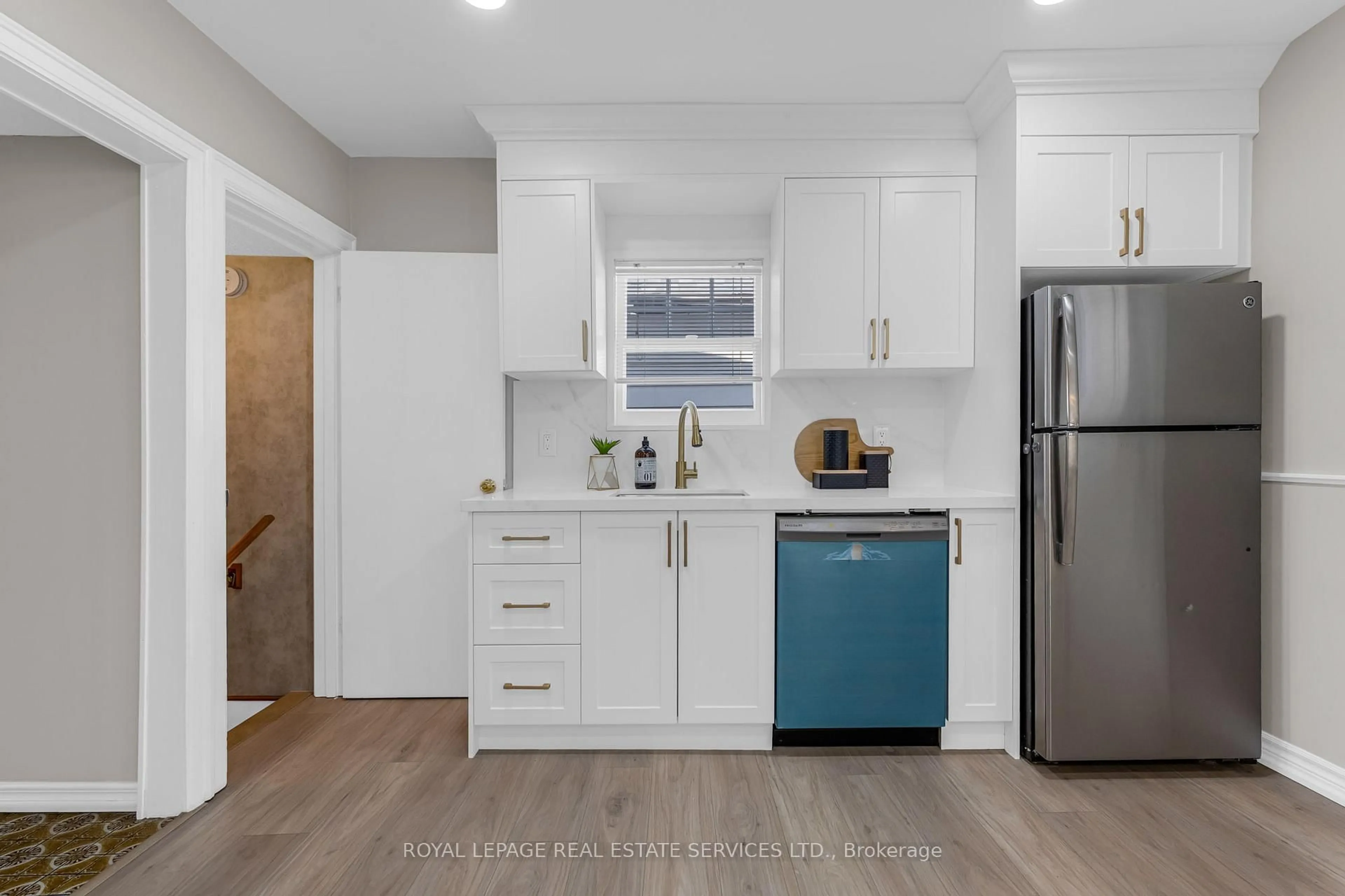 Open concept kitchen, unknown for 294 Cope St, Hamilton Ontario L8H 5B5