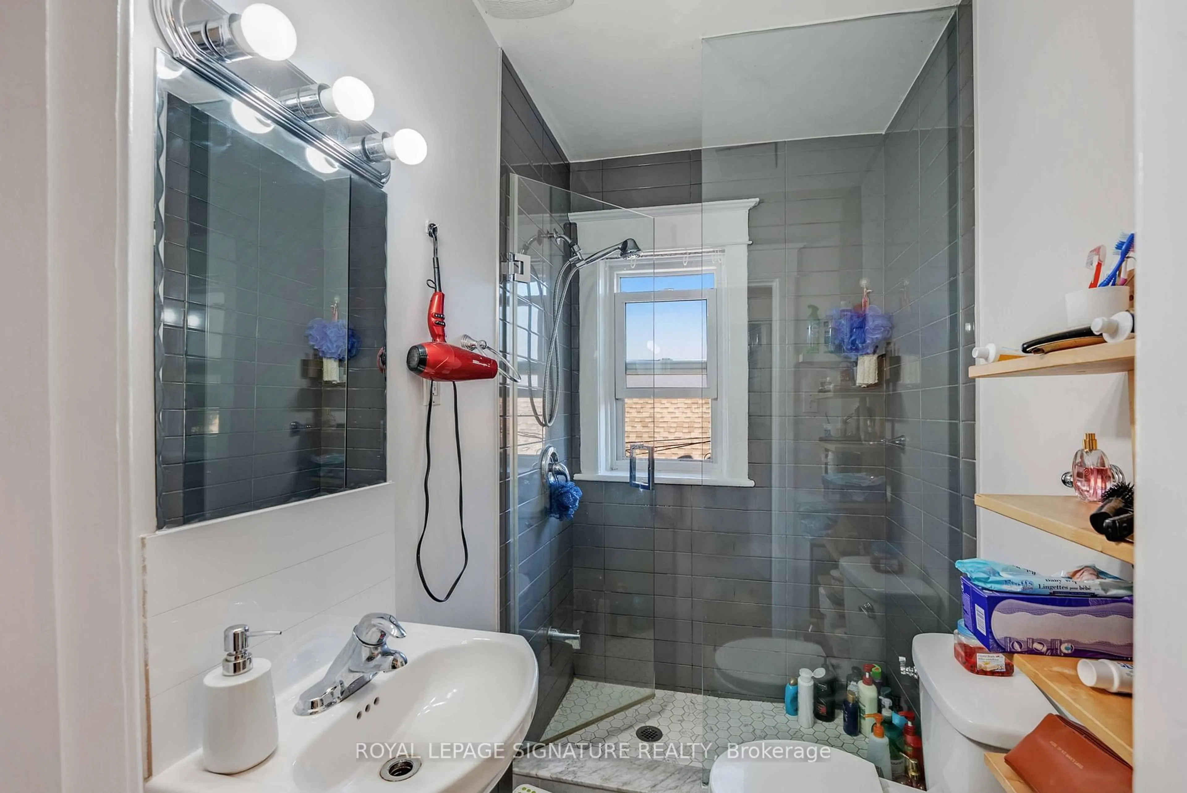 Standard bathroom, ceramic/tile floor for 74 Kenilworth Ave, Hamilton Ontario L8K 2S9