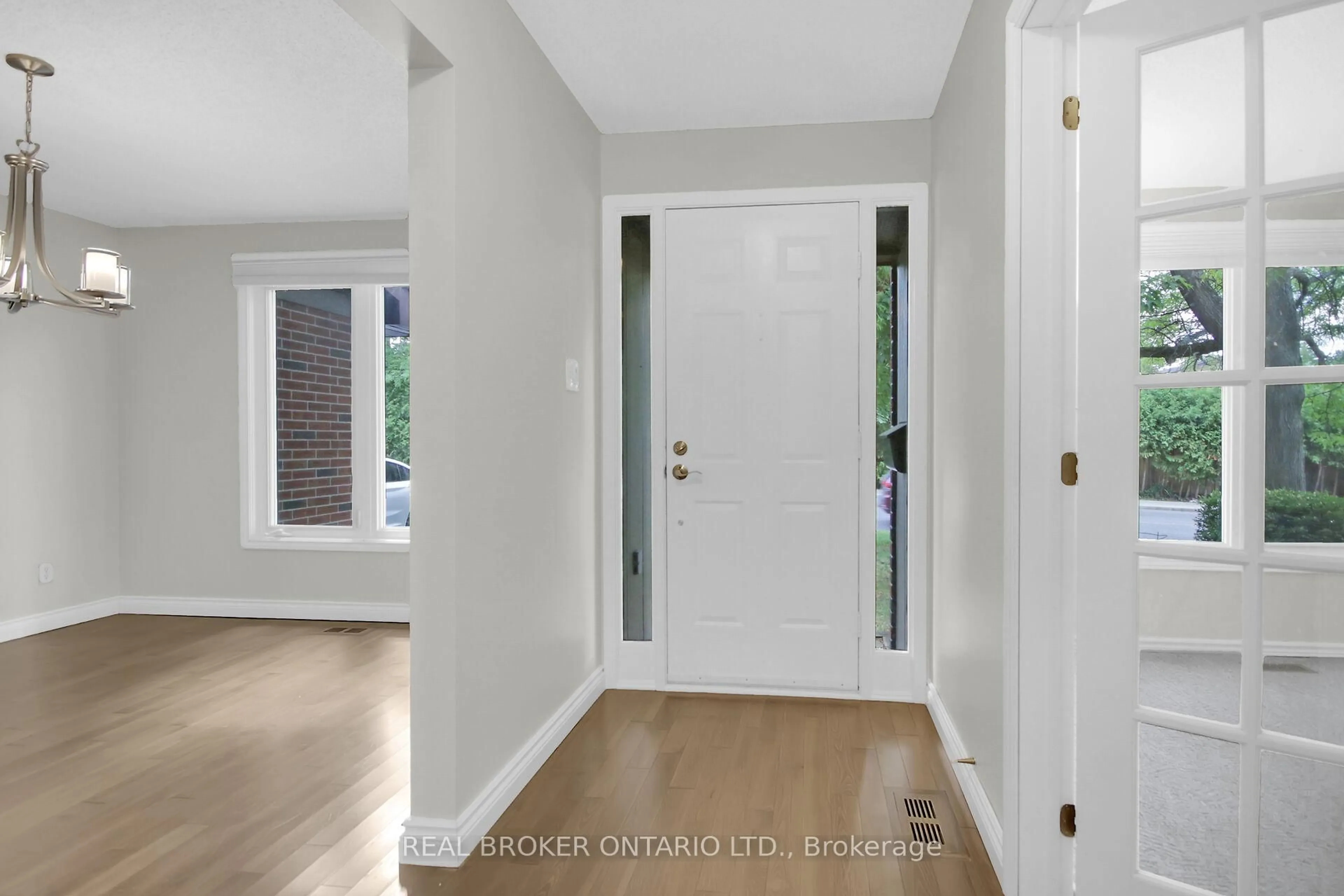 Indoor entryway for 130 Chimo Dr, Ottawa Ontario K2L 2H6