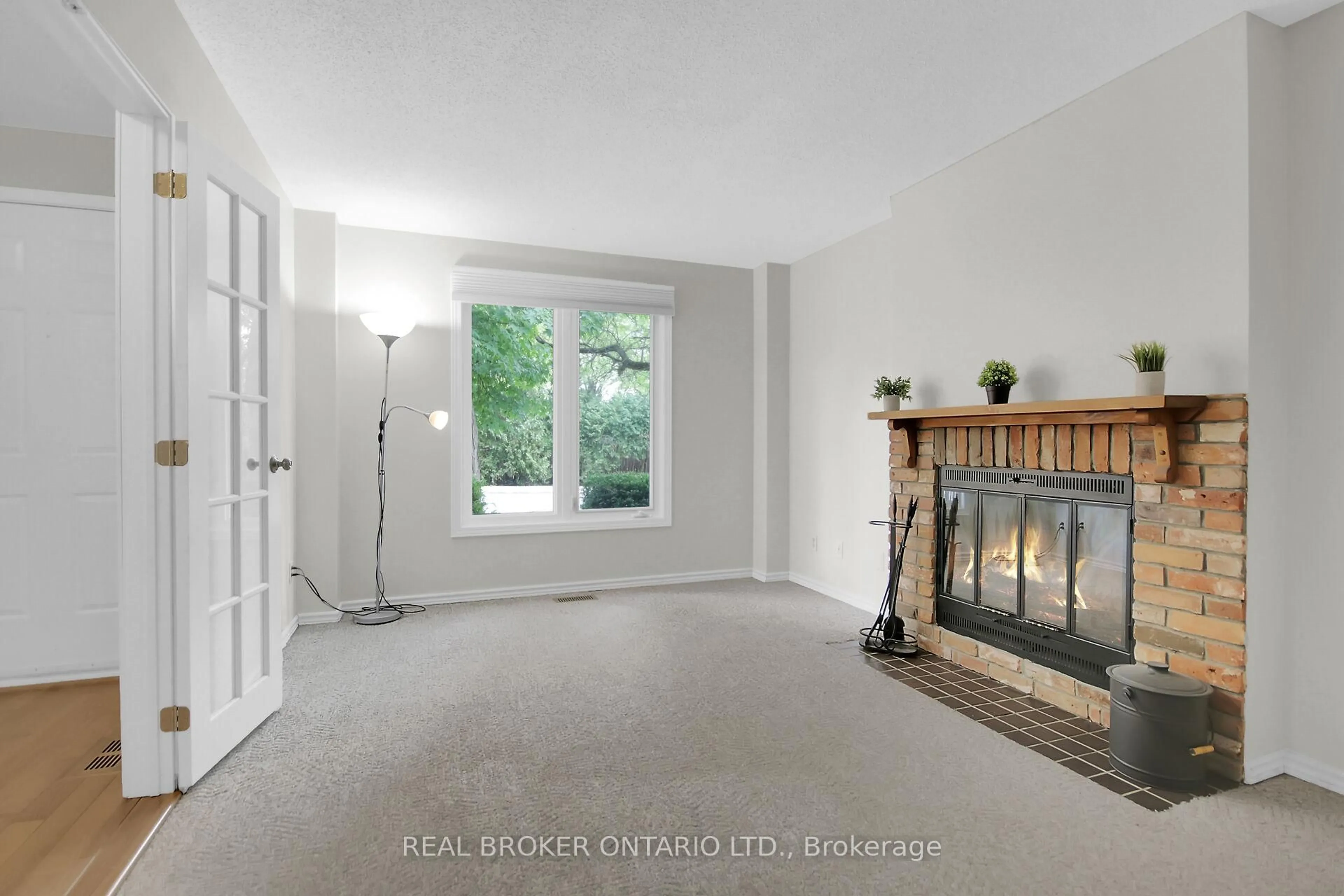Unknown for 130 Chimo Dr, Ottawa Ontario K2L 2H6