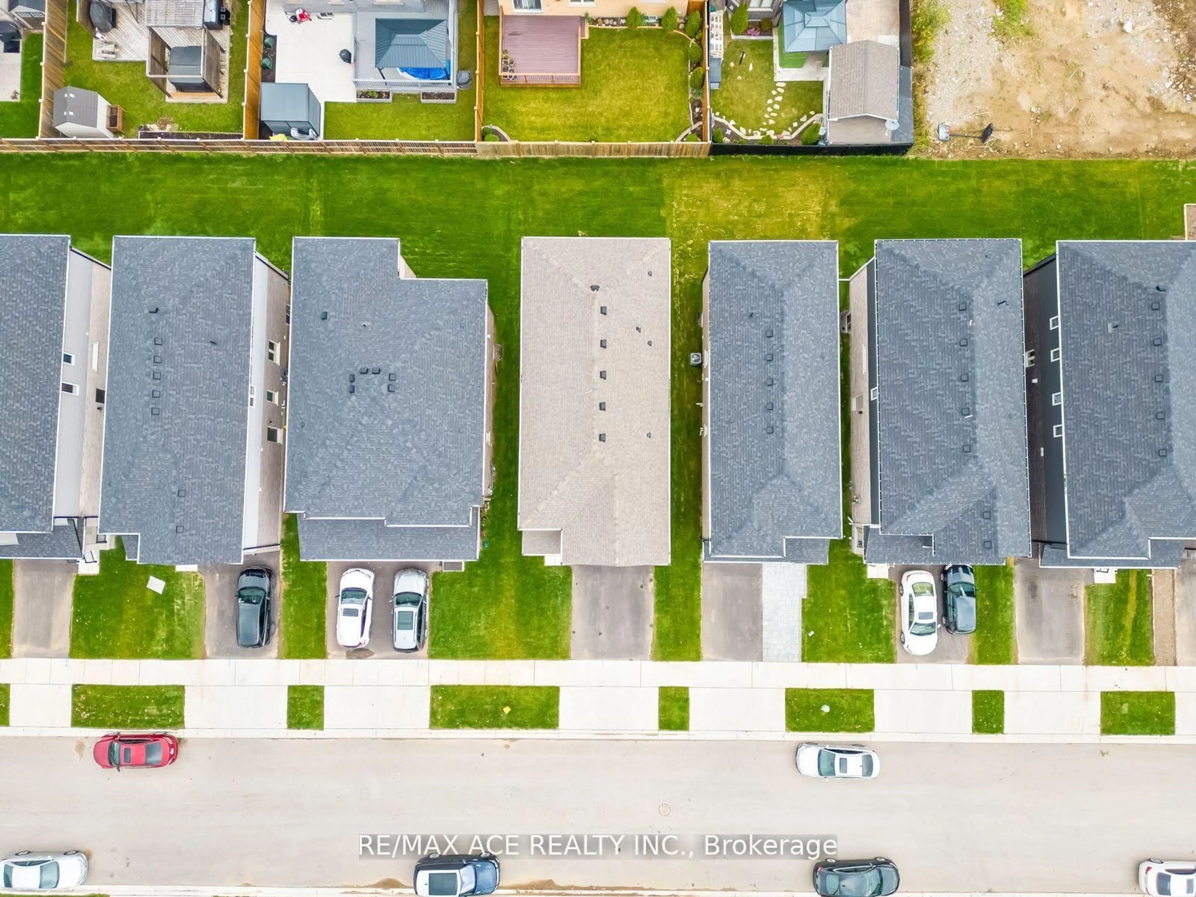 A pic from outside/outdoor area/front of a property/back of a property/a pic from drone, street for 107 Honey St, Cambridge Ontario N1T 0B7