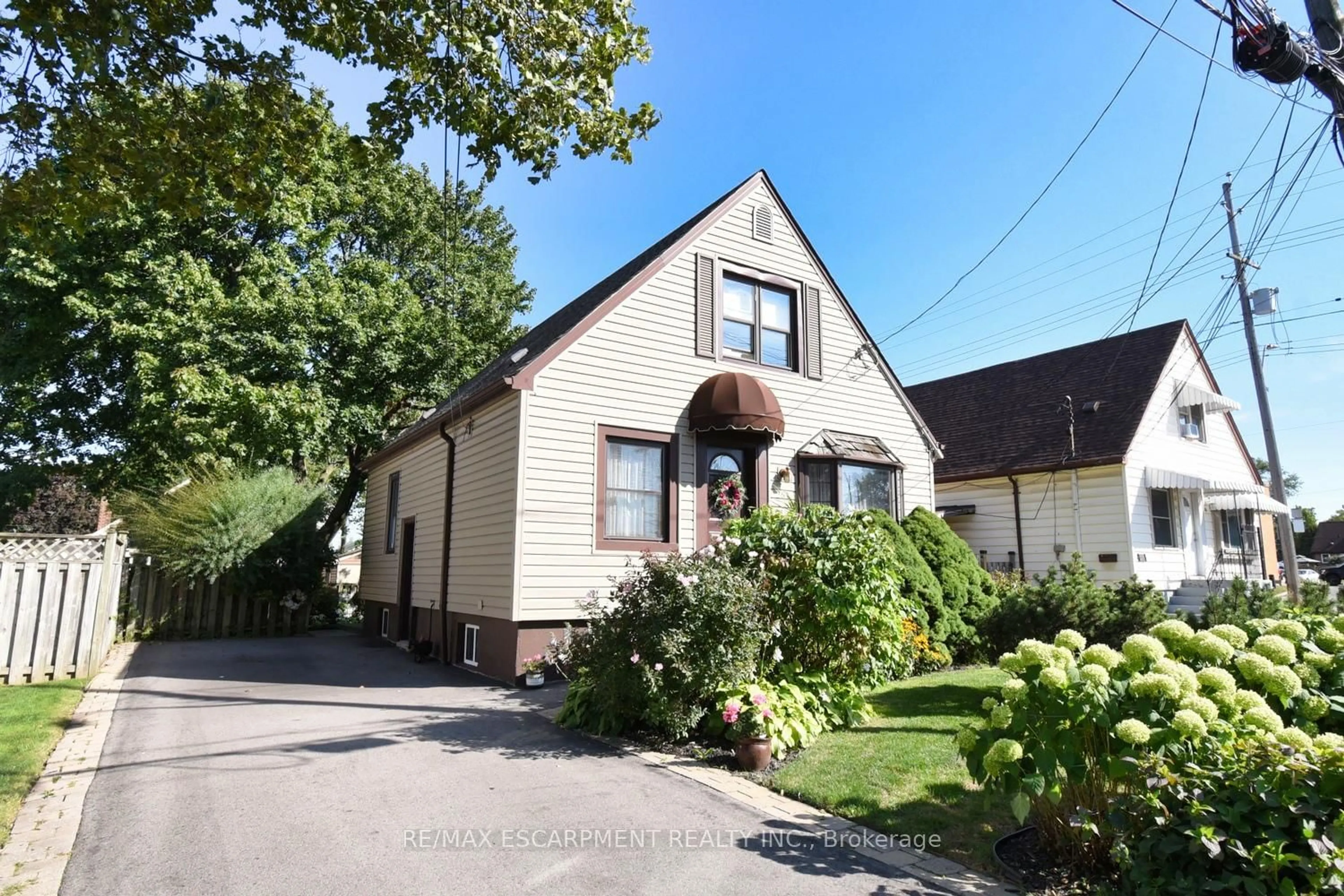 A pic from outside/outdoor area/front of a property/back of a property/a pic from drone, street for 251 East 31st St, Hamilton Ontario L8V 3P6