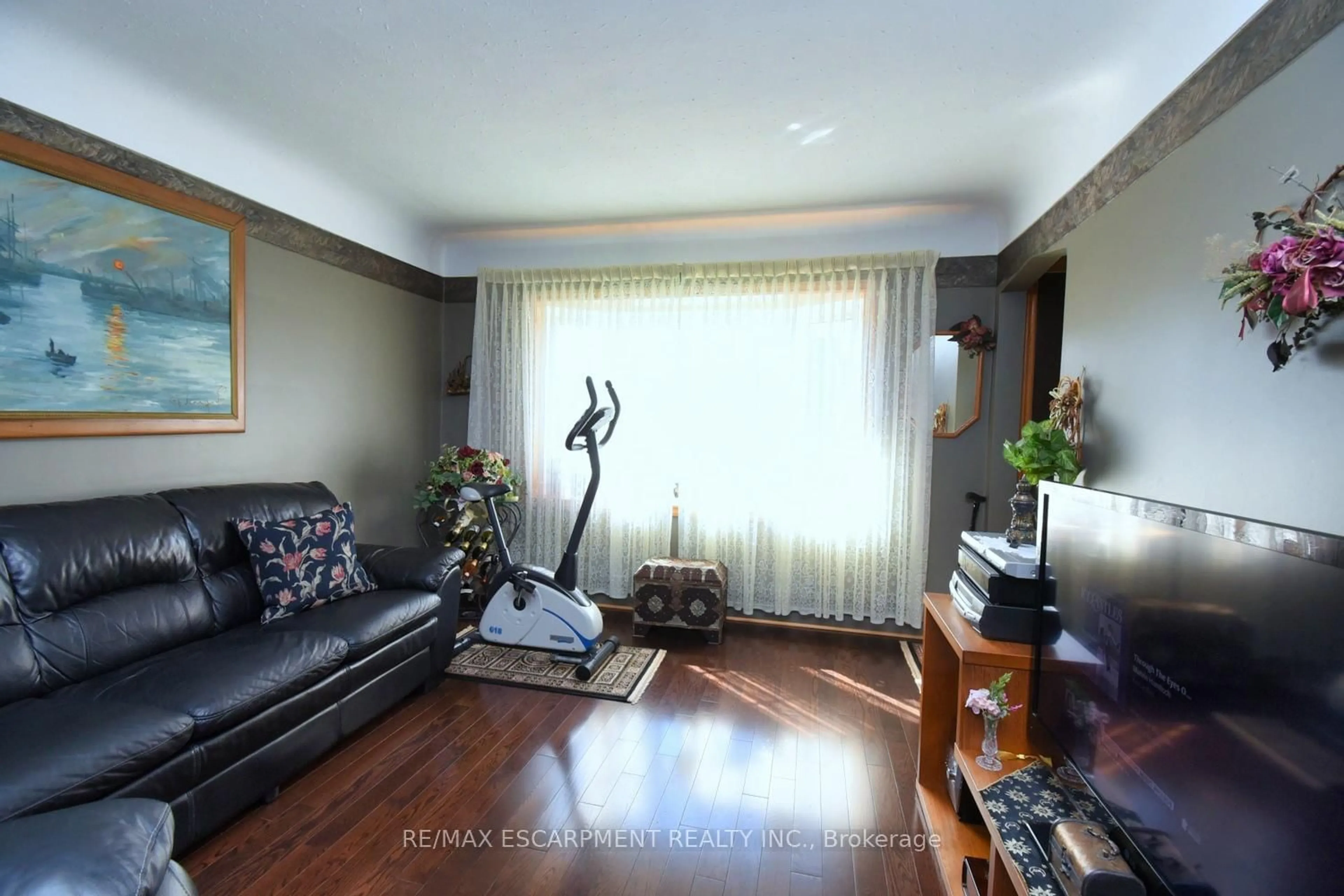 A pic of a room for 251 East 31st St, Hamilton Ontario L8V 3P6
