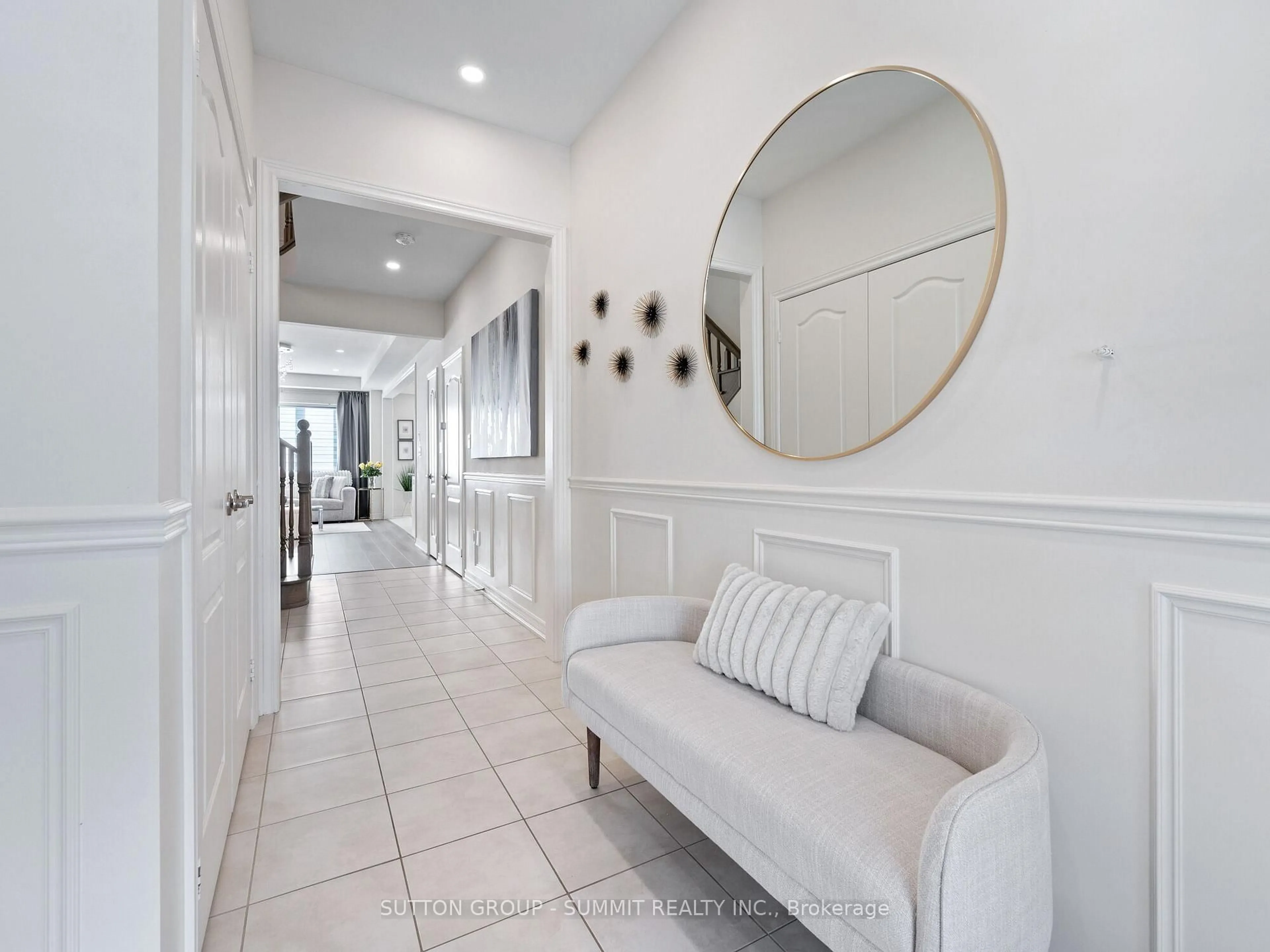 Indoor entryway for 12 Great Falls Blvd, Hamilton Ontario L8B 1X8