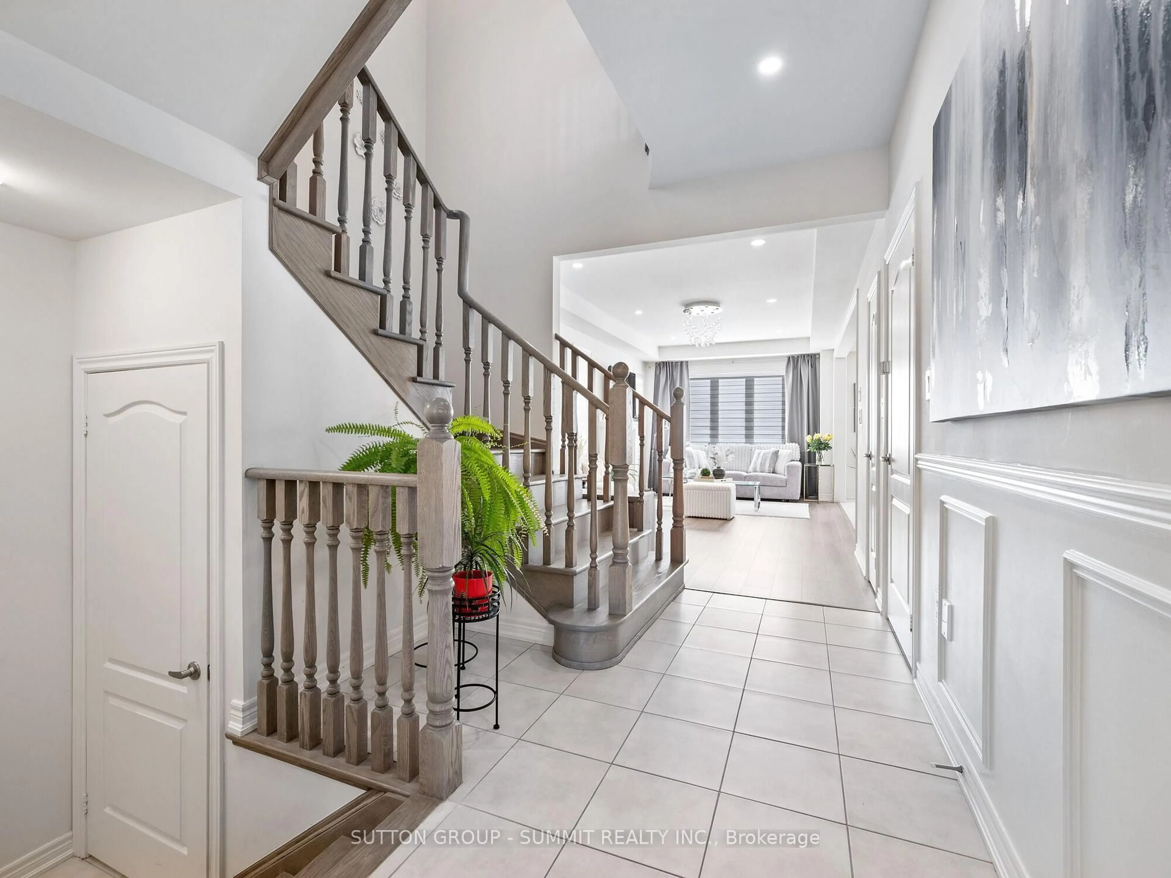 Indoor foyer for 12 Great Falls Blvd, Hamilton Ontario L8B 1X8