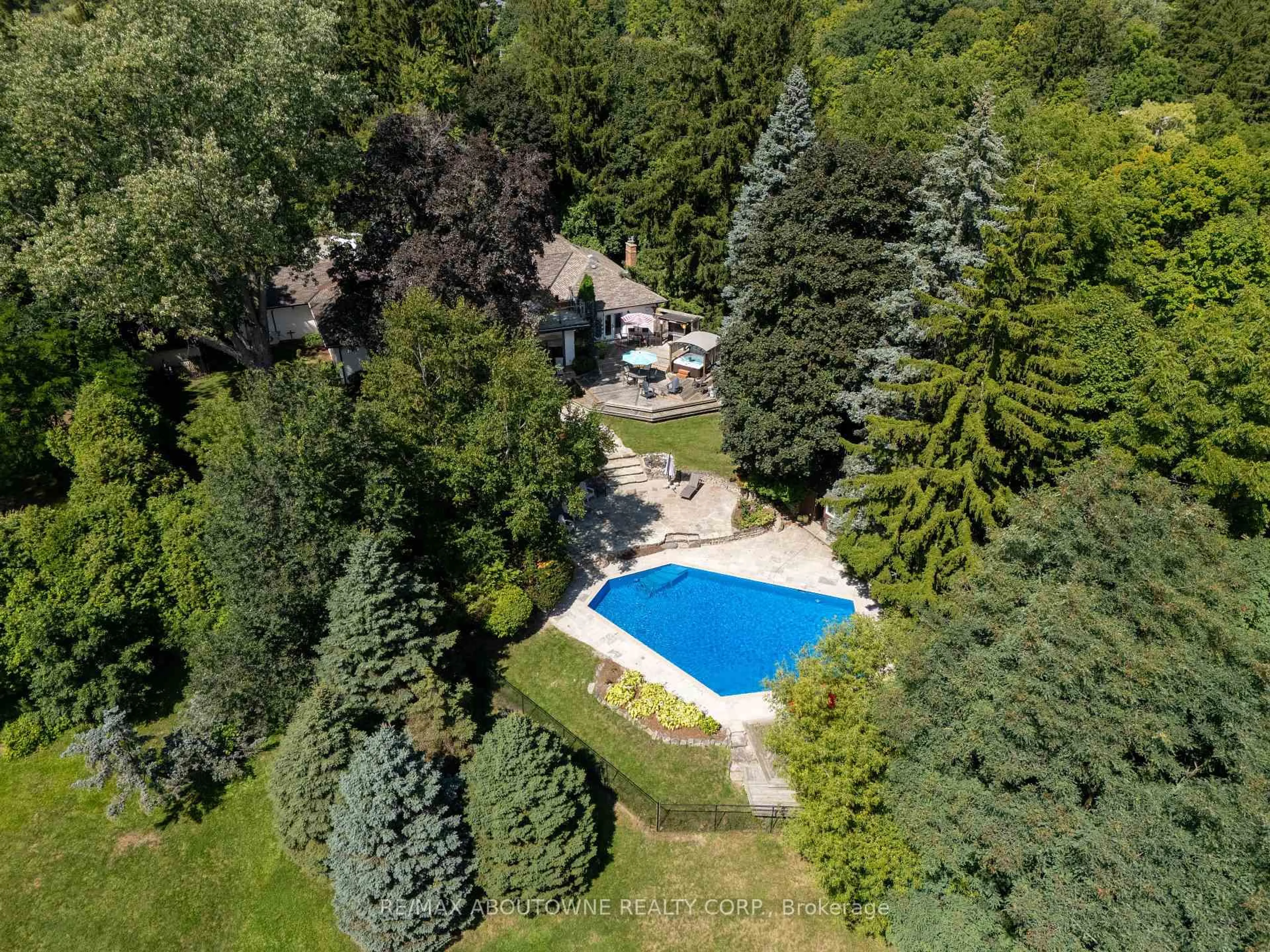 A pic from outside/outdoor area/front of a property/back of a property/a pic from drone, forest/trees view for 24 School St, Hamilton Ontario L0R 2H0