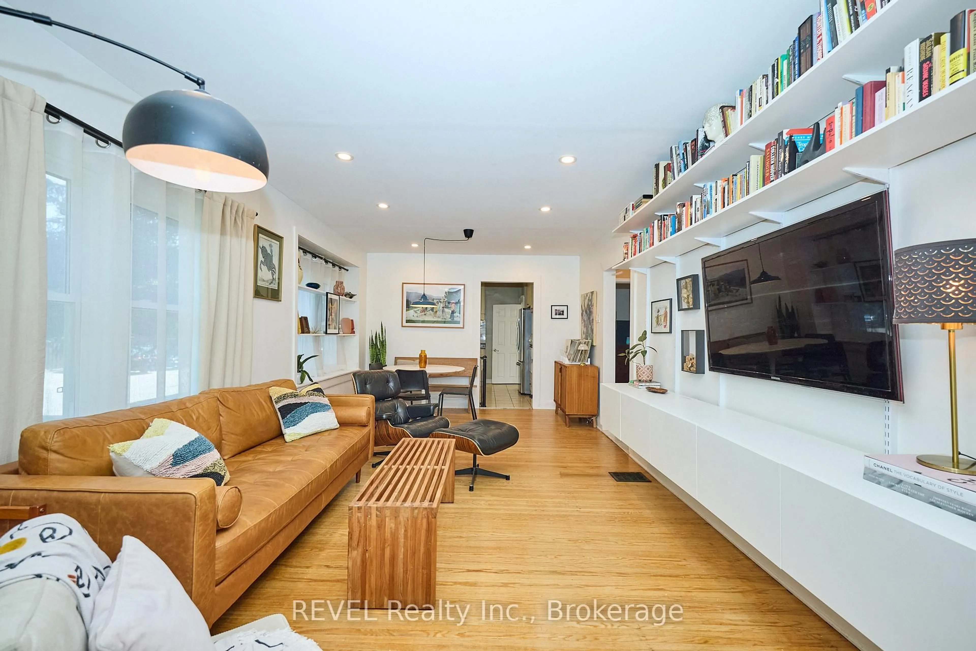 Living room with furniture, wood/laminate floor for 165 Main St, St. Catharines Ontario L2N 4V6