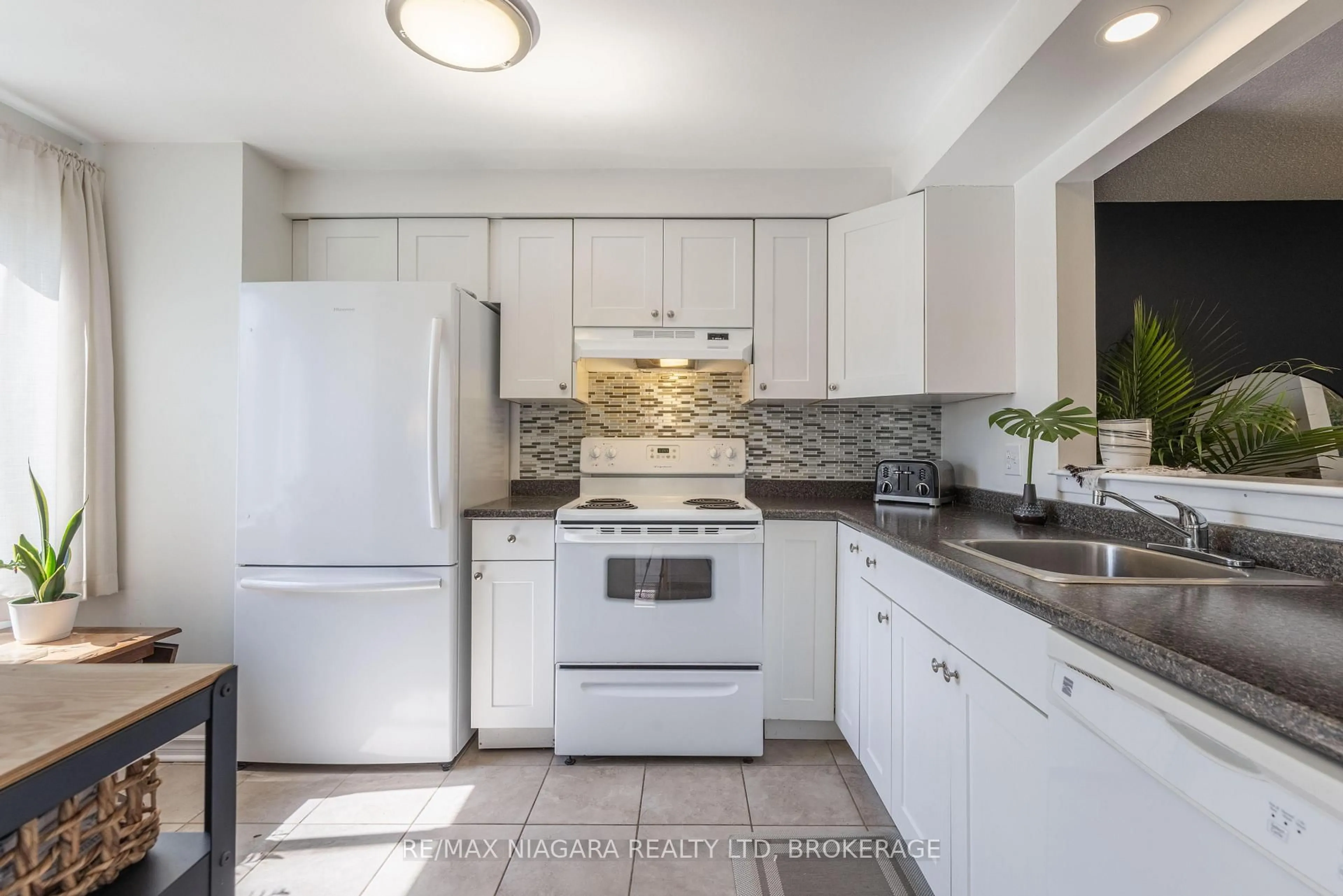 Standard kitchen, ceramic/tile floor for 6767 Thorold Stone Rd #43, Niagara Falls Ontario L2J 3W9