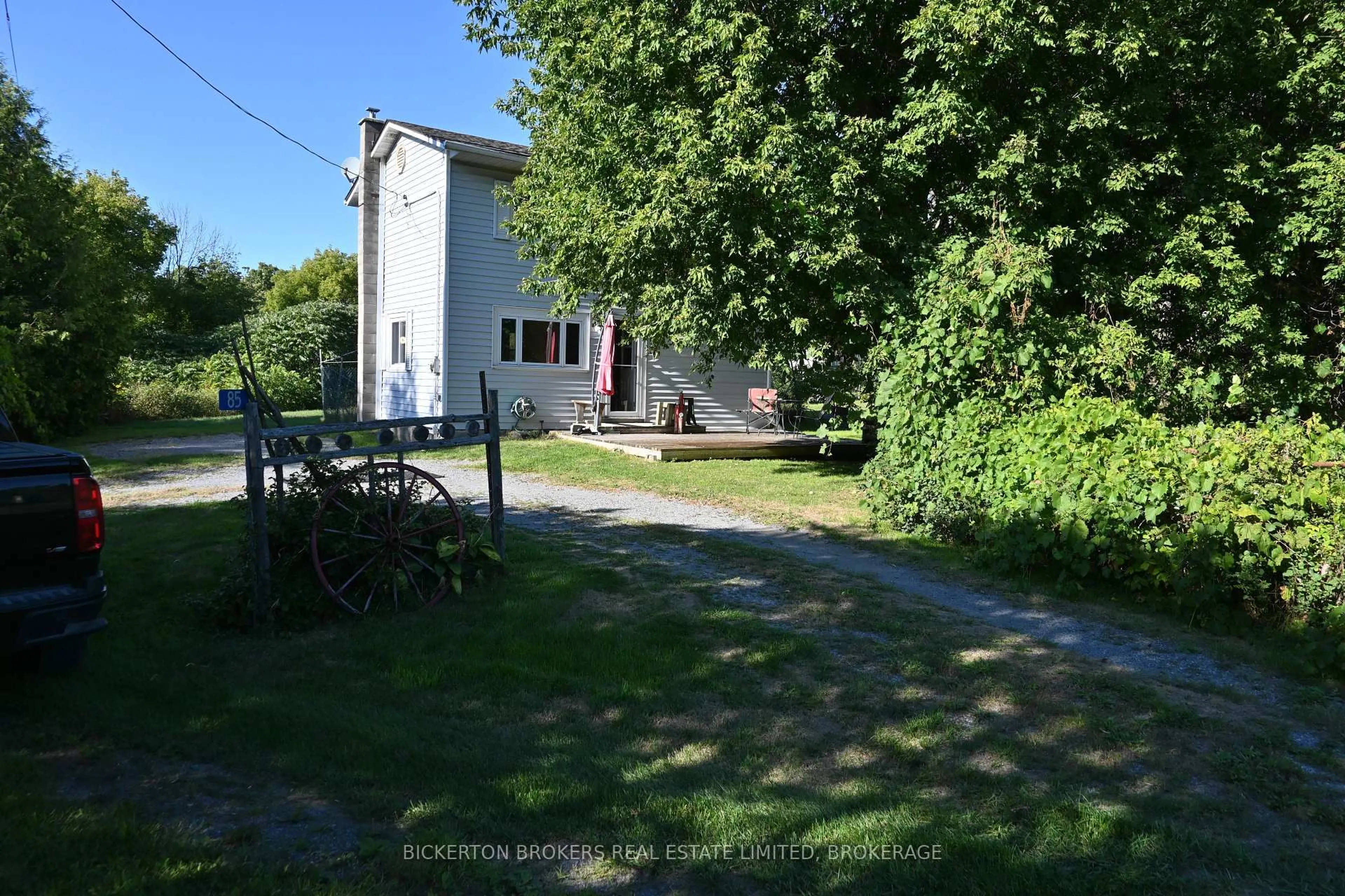 A pic from outside/outdoor area/front of a property/back of a property/a pic from drone, street for 85 Pykeveiw Dr, Leeds and the Thousand Islands Ontario K7G 2V3