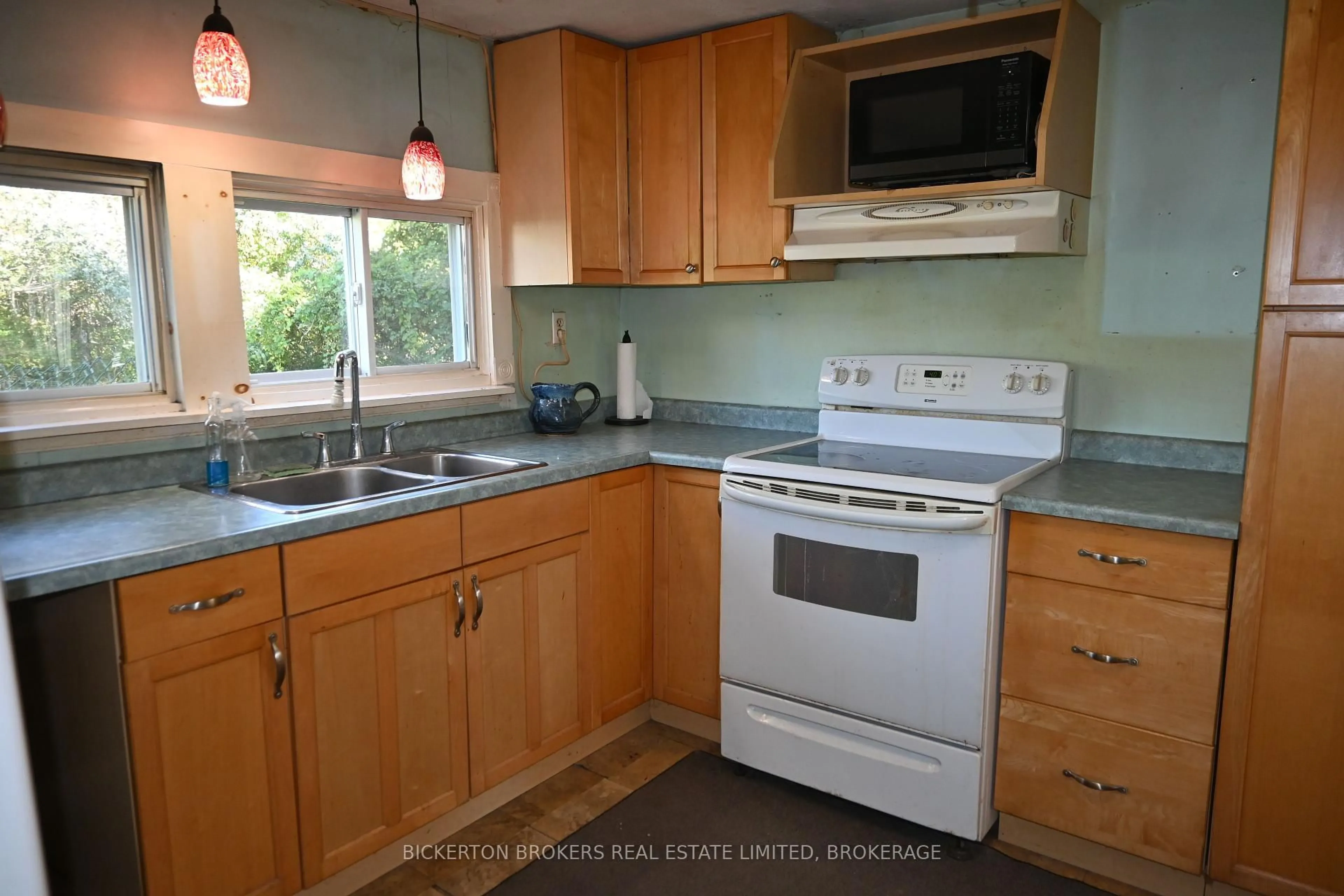Standard kitchen, ceramic/tile floor for 85 Pykeveiw Dr, Leeds and the Thousand Islands Ontario K7G 2V3