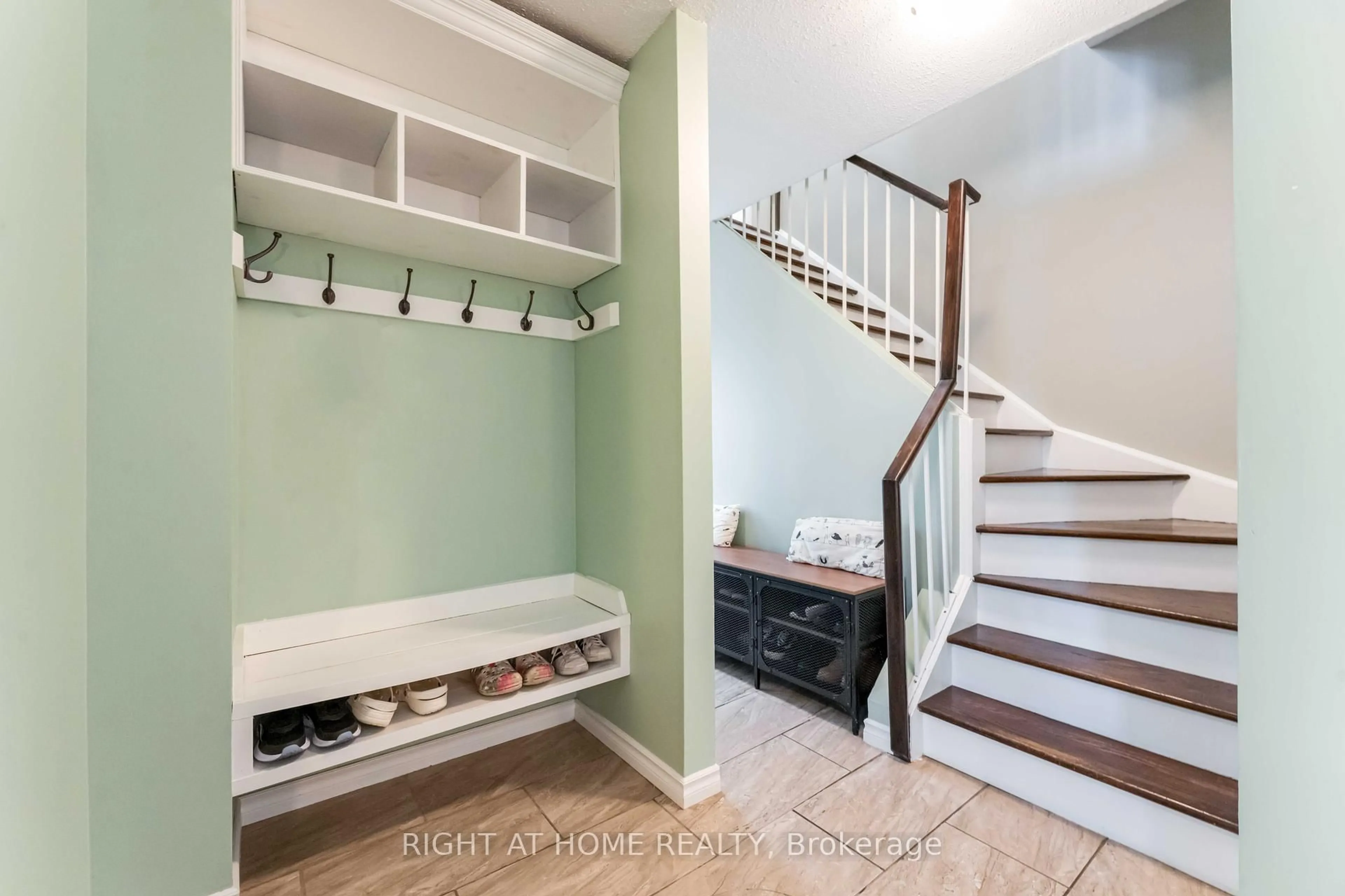 Indoor entryway for 8 Stable Way, Kanata Ontario K2M 1A6