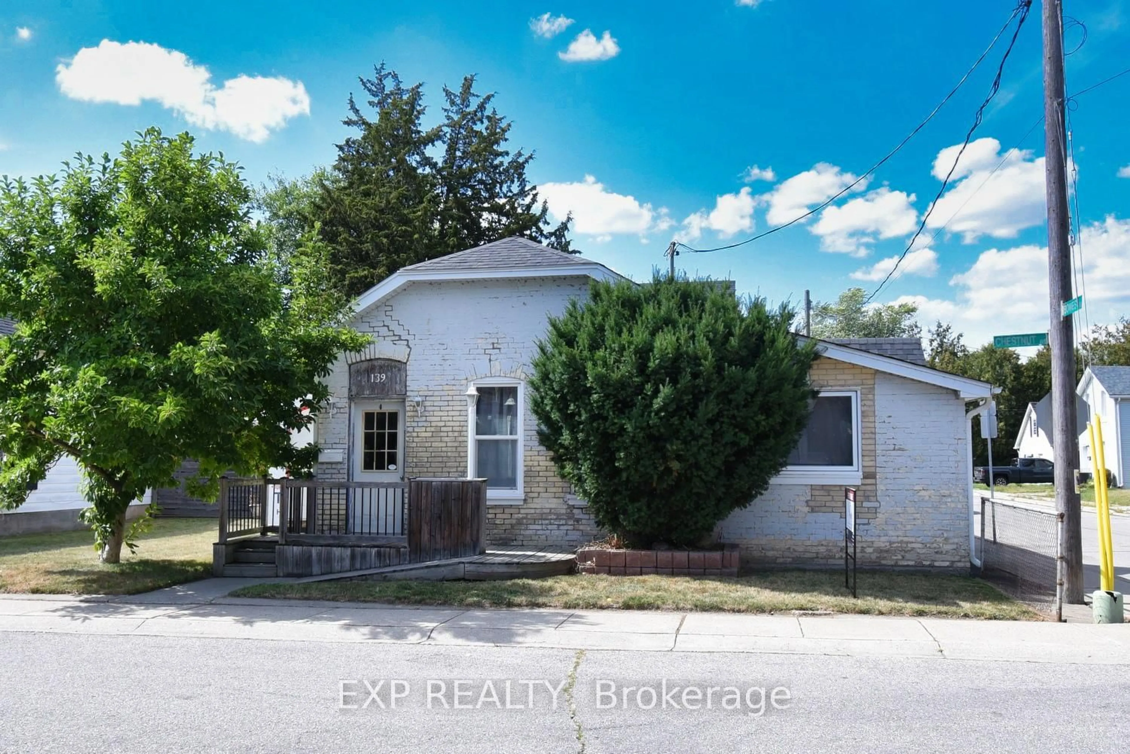 A pic from outside/outdoor area/front of a property/back of a property/a pic from drone, building for 139 Chestnut Ave, Brantford Ontario N3T 4C8