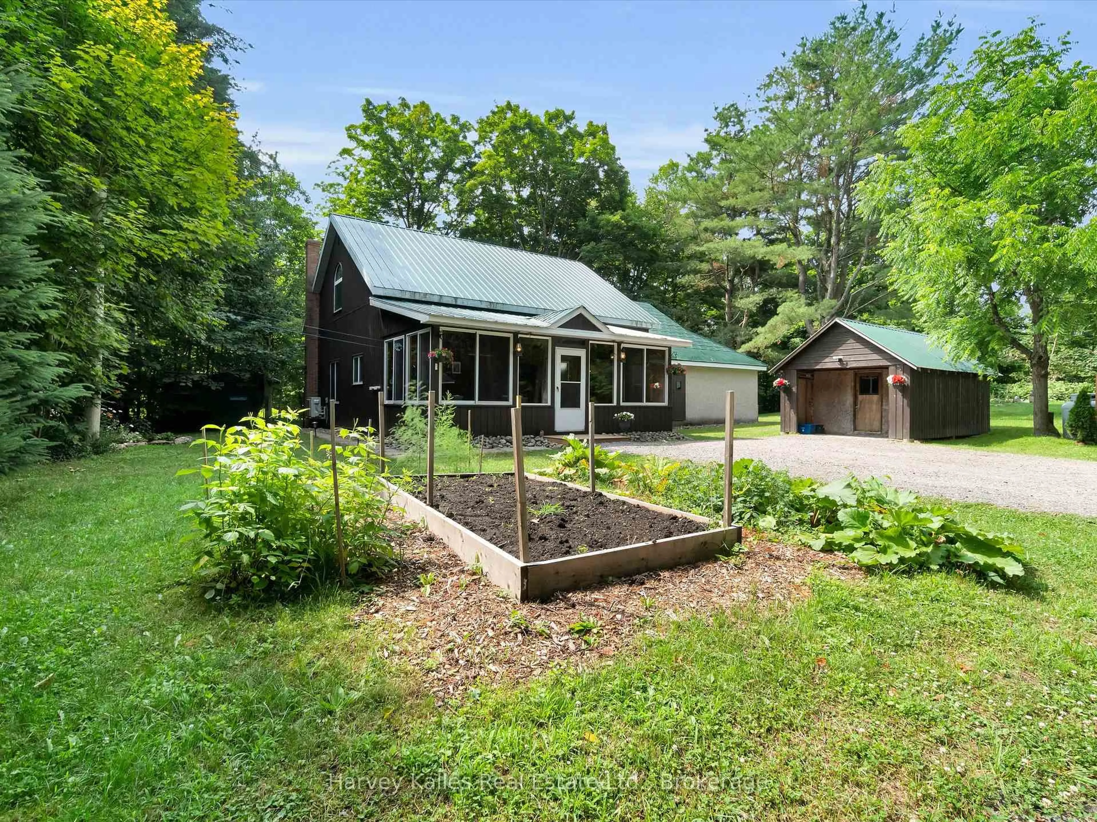 A pic from outside/outdoor area/front of a property/back of a property/a pic from drone, unknown for 15 Victoria St, Seguin Ontario P0C 1J0