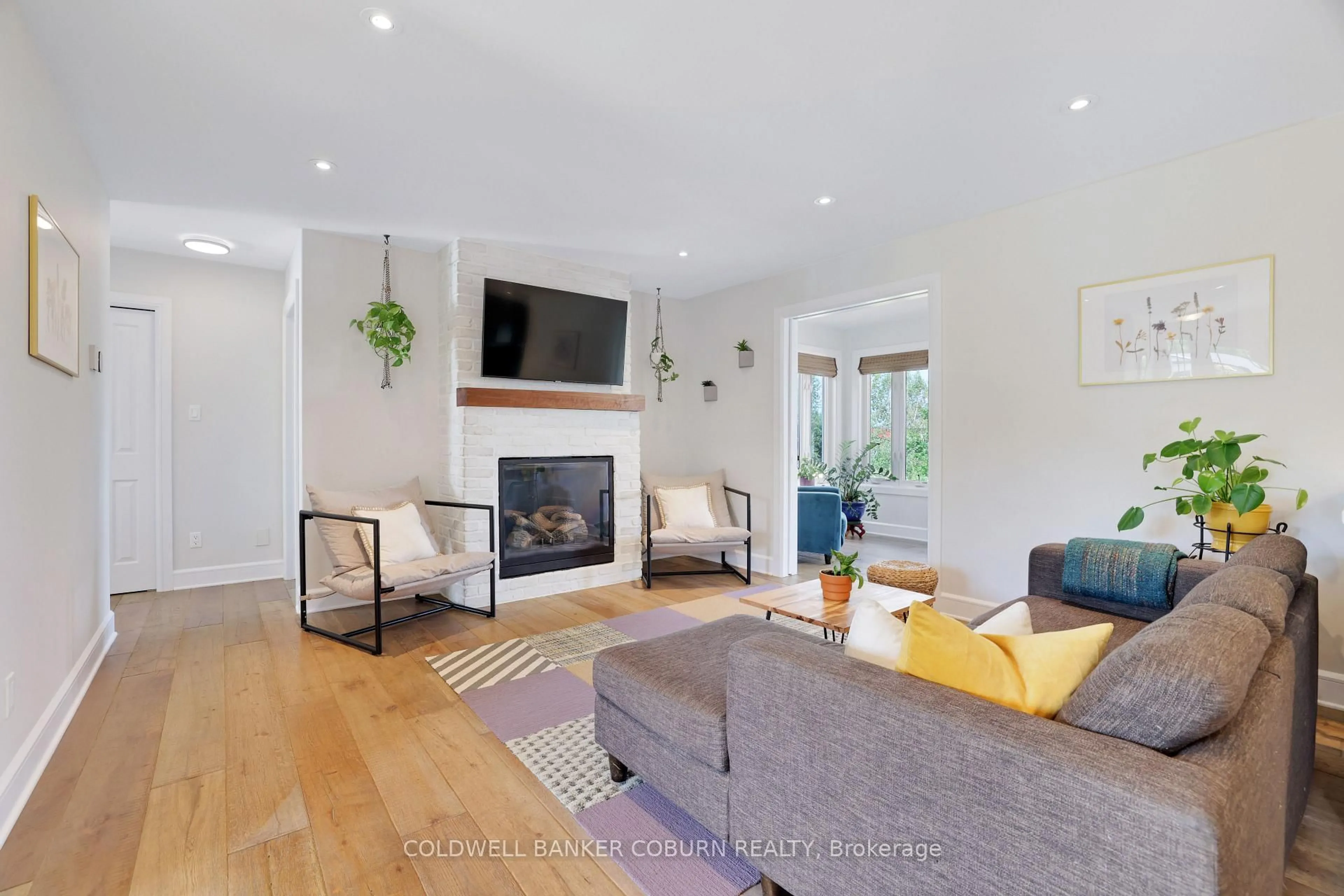 Living room with furniture, wood/laminate floor for 3345 Morningmist Way, Osgoode Ontario K0A 2W0