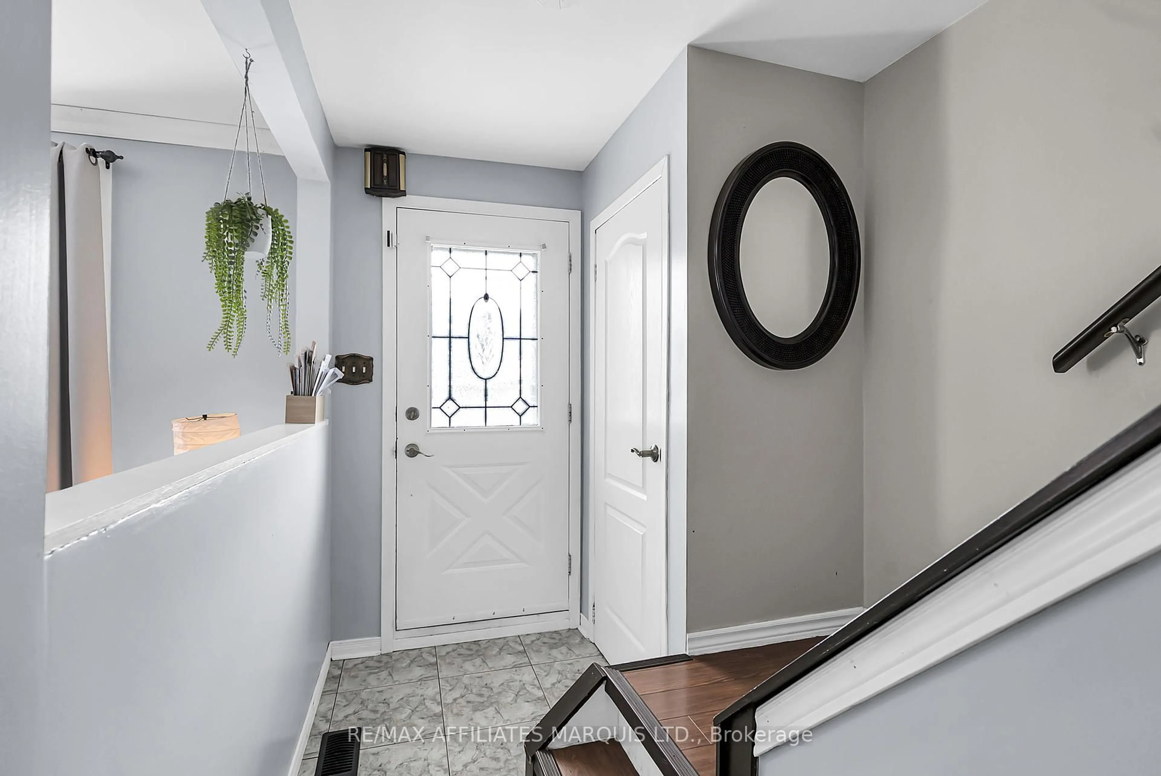 Indoor entryway for 734 Marlborough St, Cornwall Ontario K6H 4B3