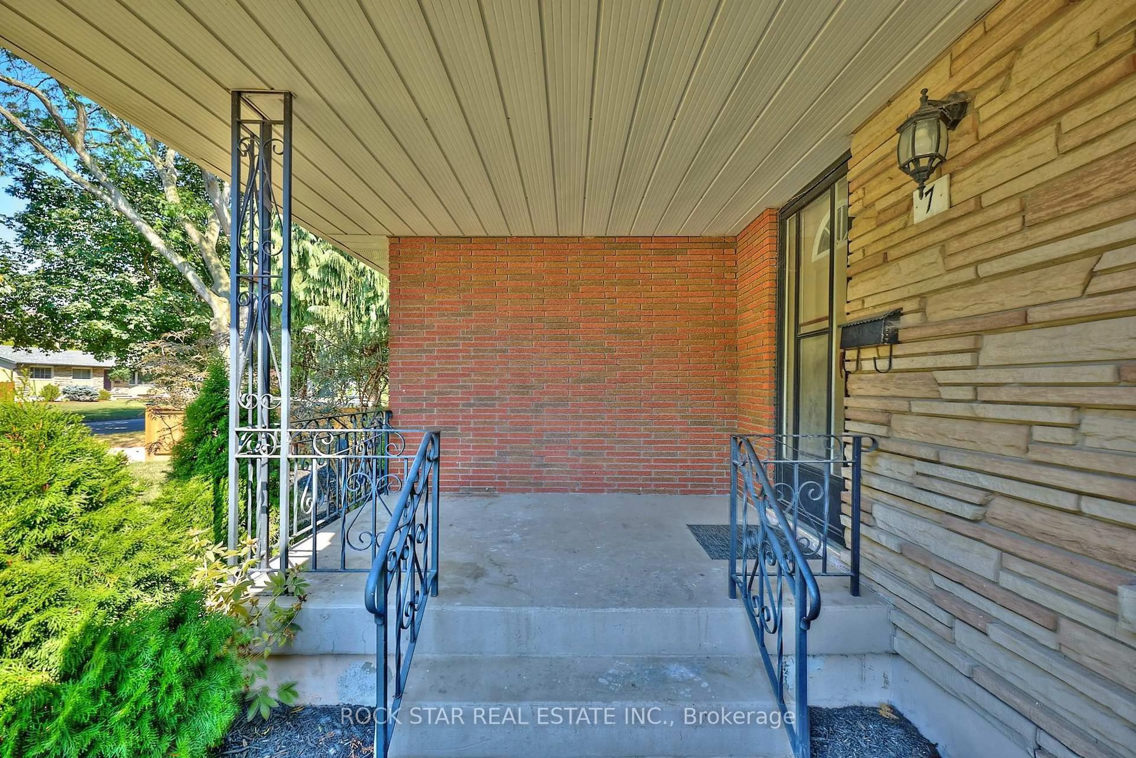 Patio, unknown for 7 Joanna Dr, St. Catharines Ontario L2N 1V1