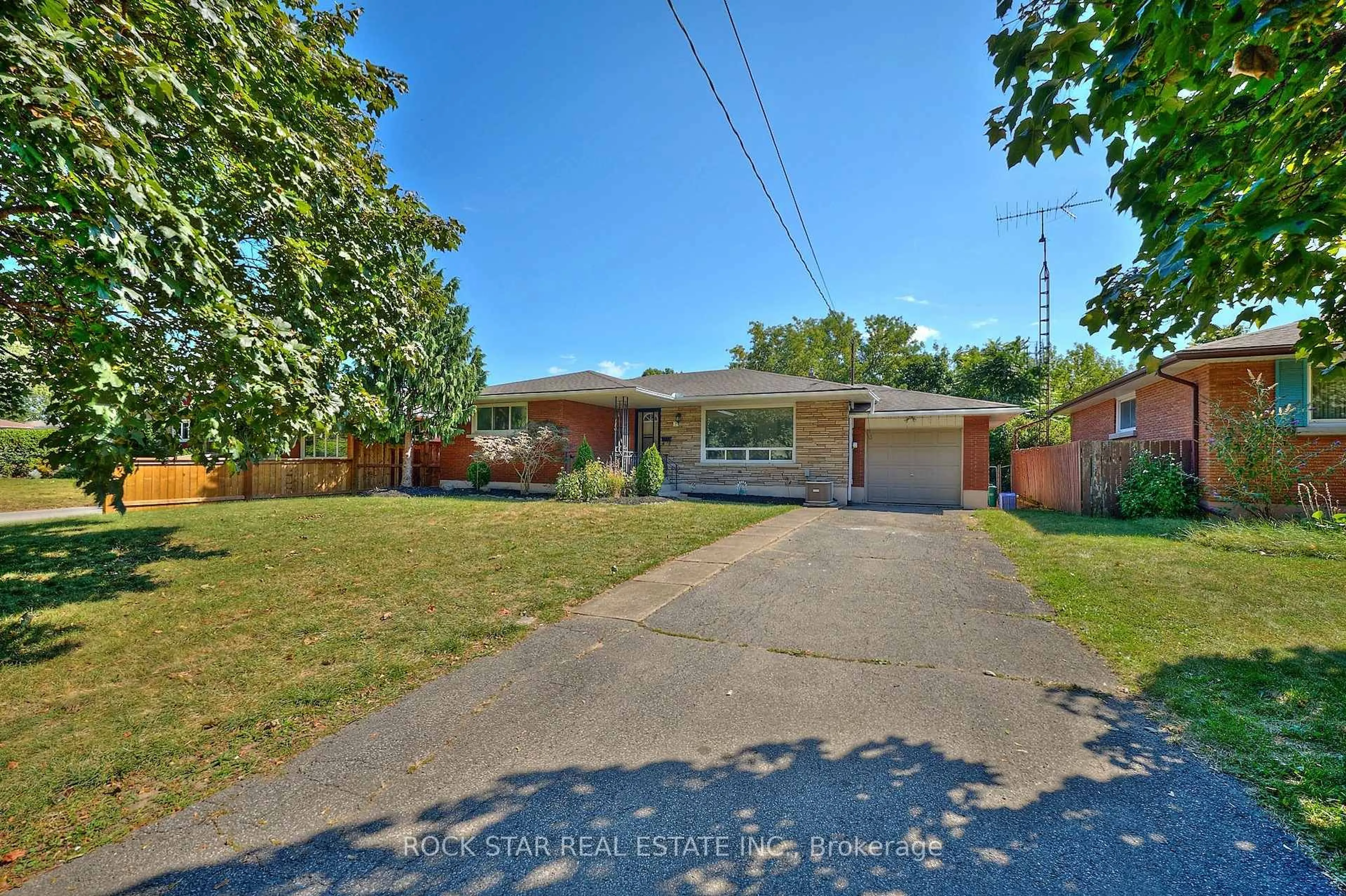 A pic from outside/outdoor area/front of a property/back of a property/a pic from drone, street for 7 Joanna Dr, St. Catharines Ontario L2N 1V1