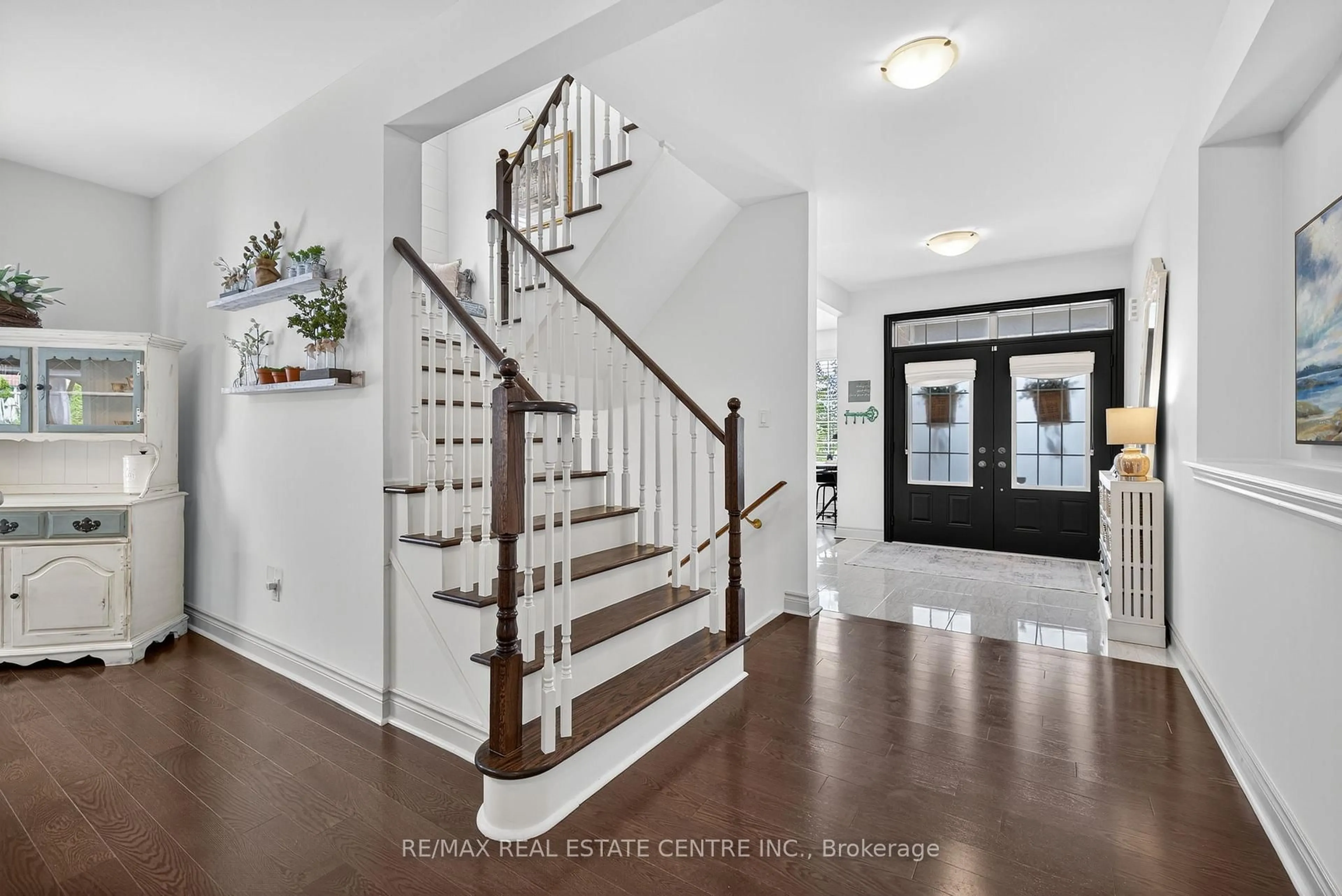 Indoor entryway for 53 Anderson Ave, Mono Ontario L9W 6T2