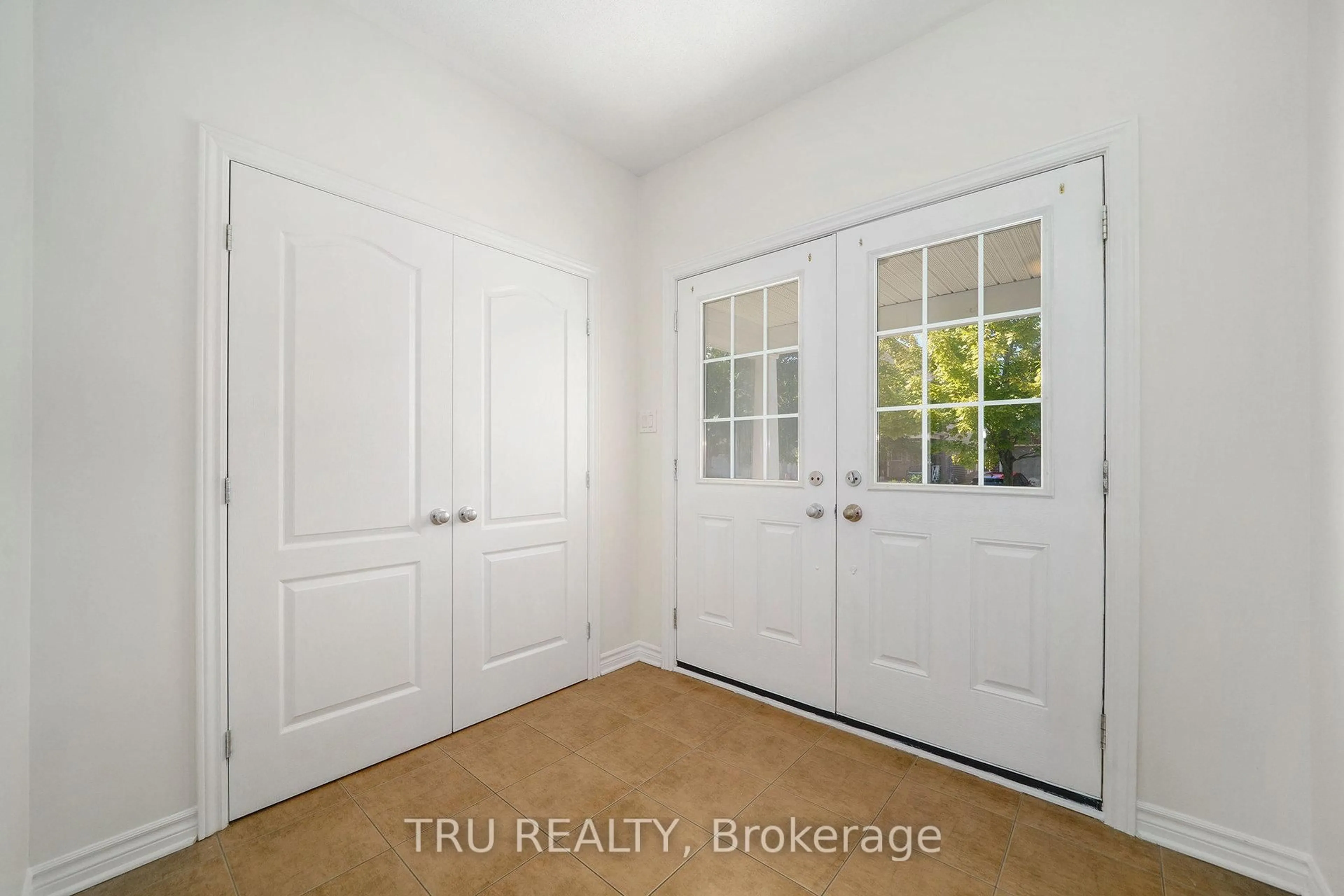 Indoor entryway for 536 Golden Sedge Way, Ottawa Ontario K1T 0G5
