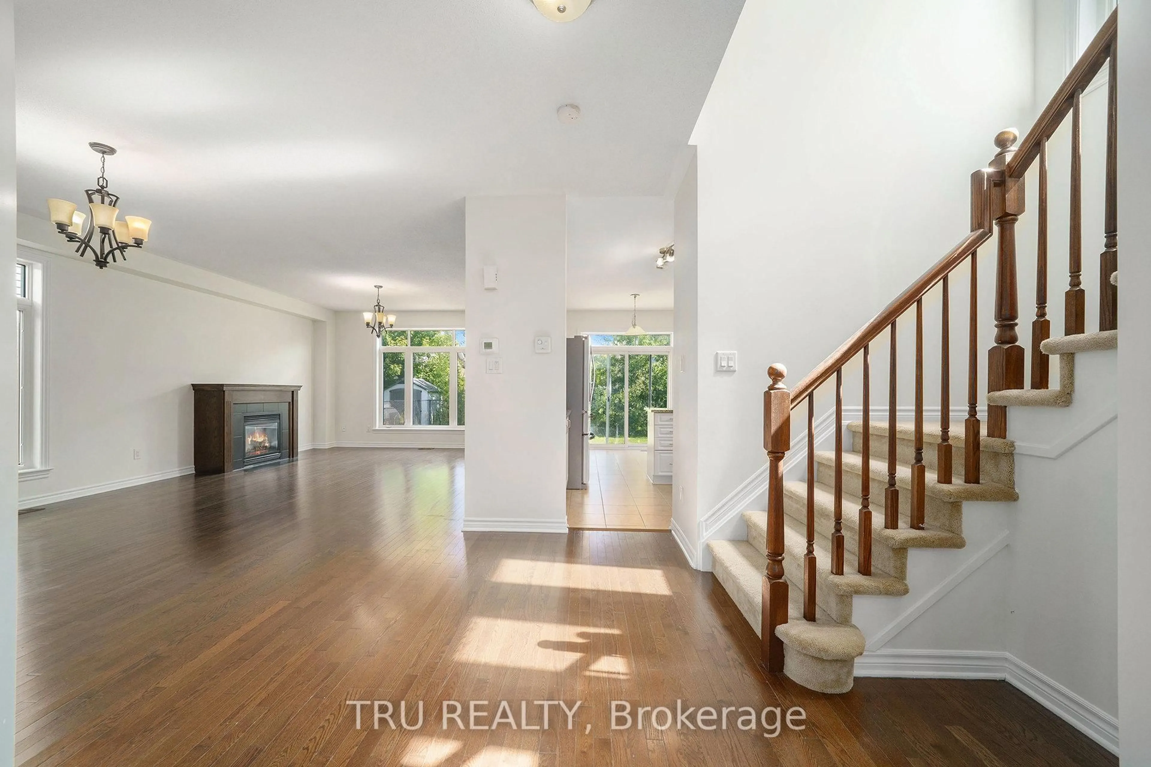 Indoor entryway for 536 Golden Sedge Way, Ottawa Ontario K1T 0G5