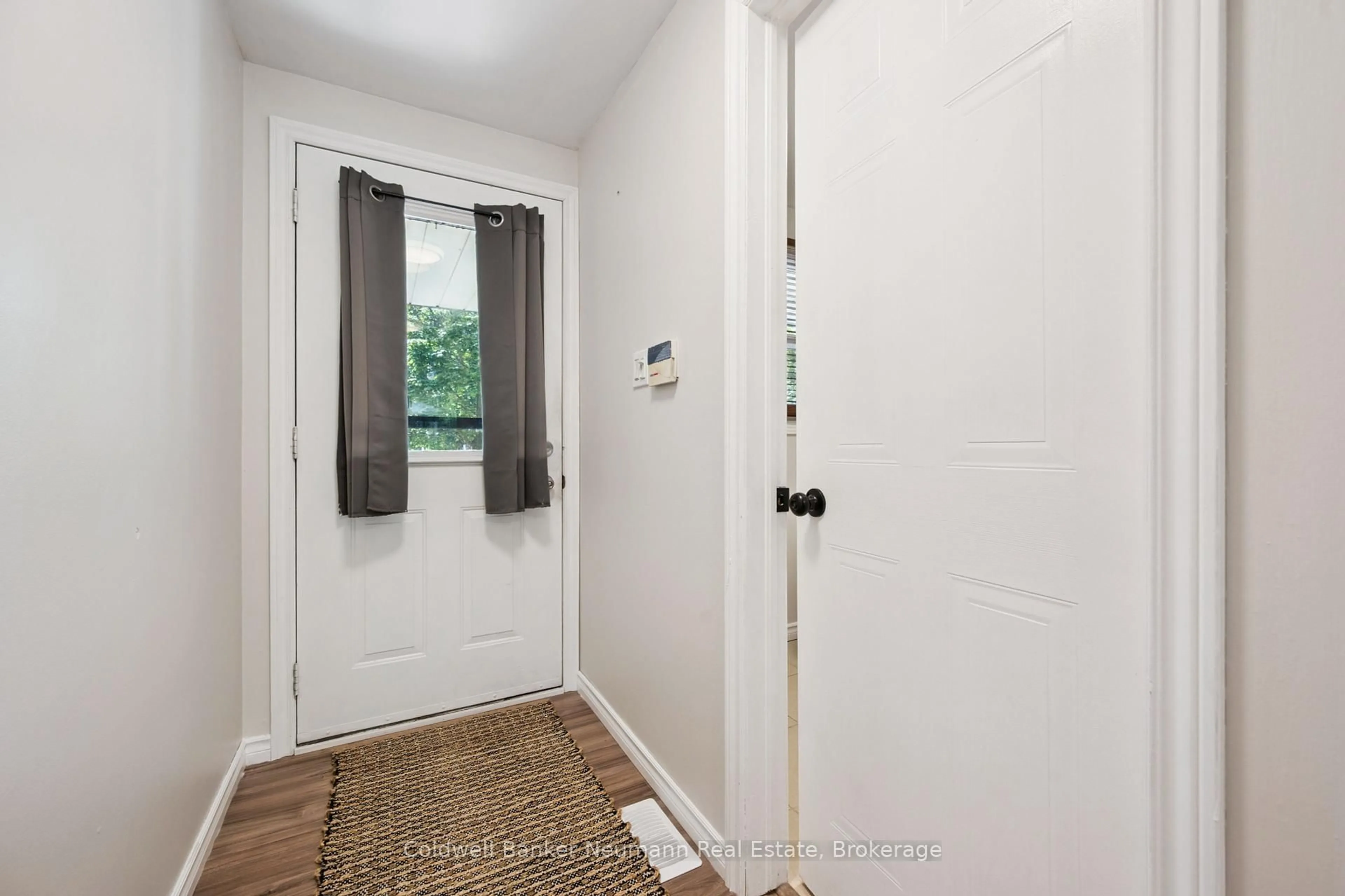 Indoor entryway for 29 Grandridge Cres, Guelph Ontario N1H 8G1