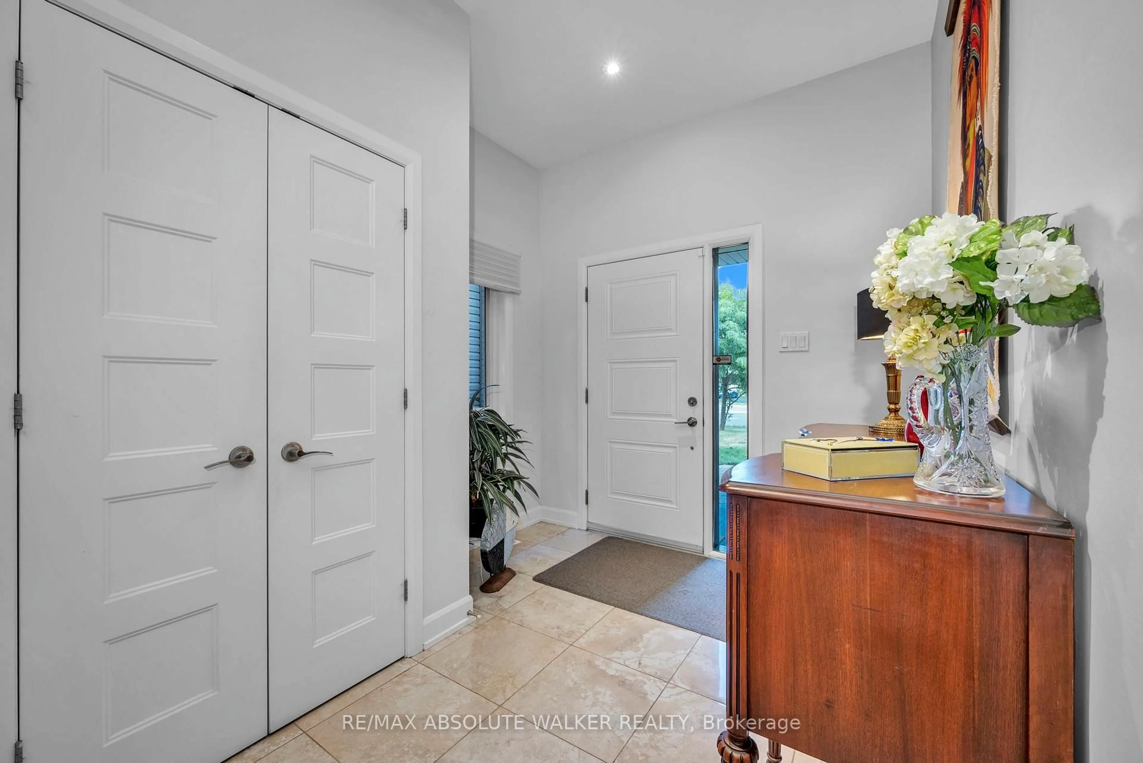 Indoor entryway for 502 Moodie Dr, Ottawa Ontario K2H 8A7