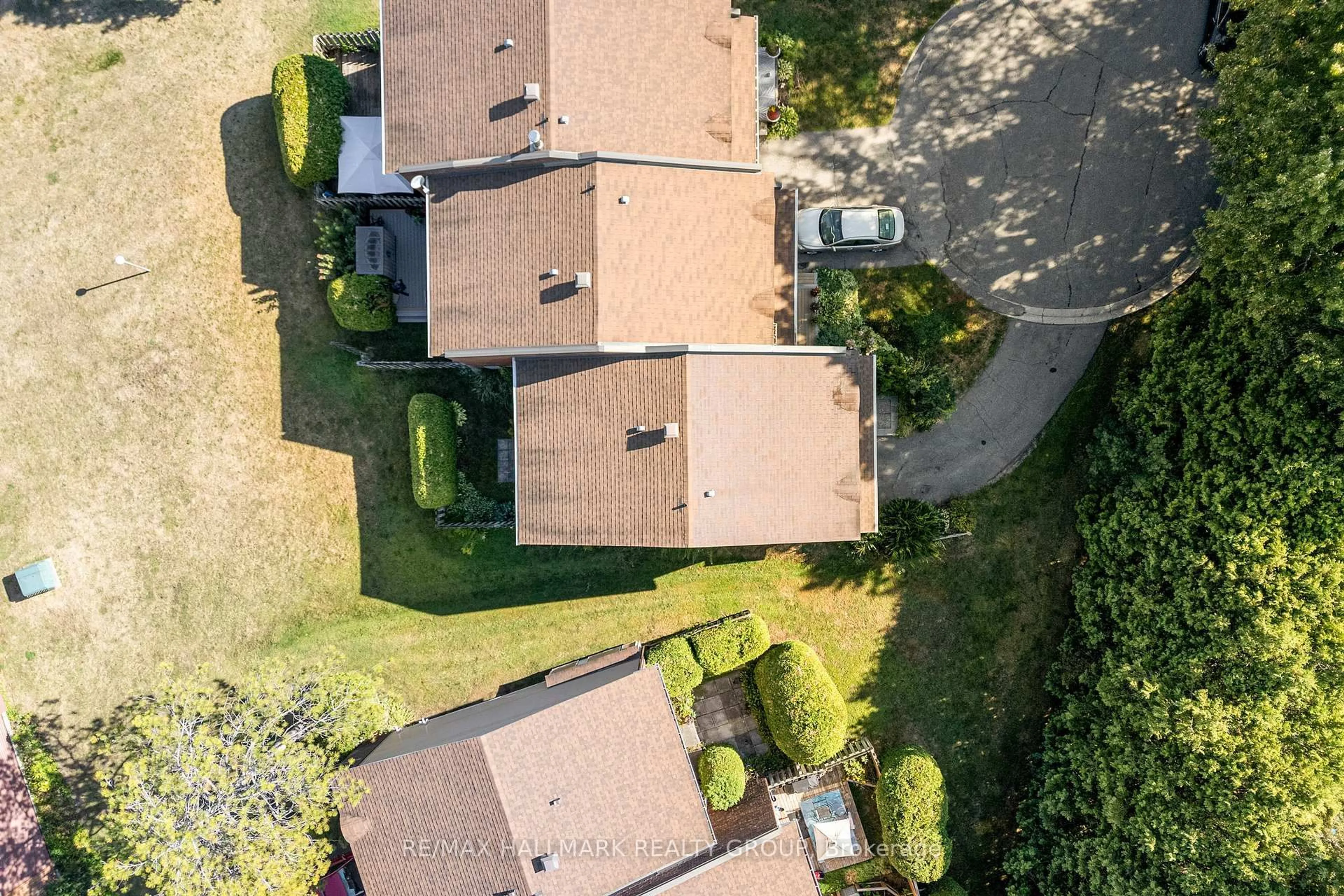 A pic from outside/outdoor area/front of a property/back of a property/a pic from drone, street for 26 C Arnold Dr, Ottawa Ontario K2H 6V9