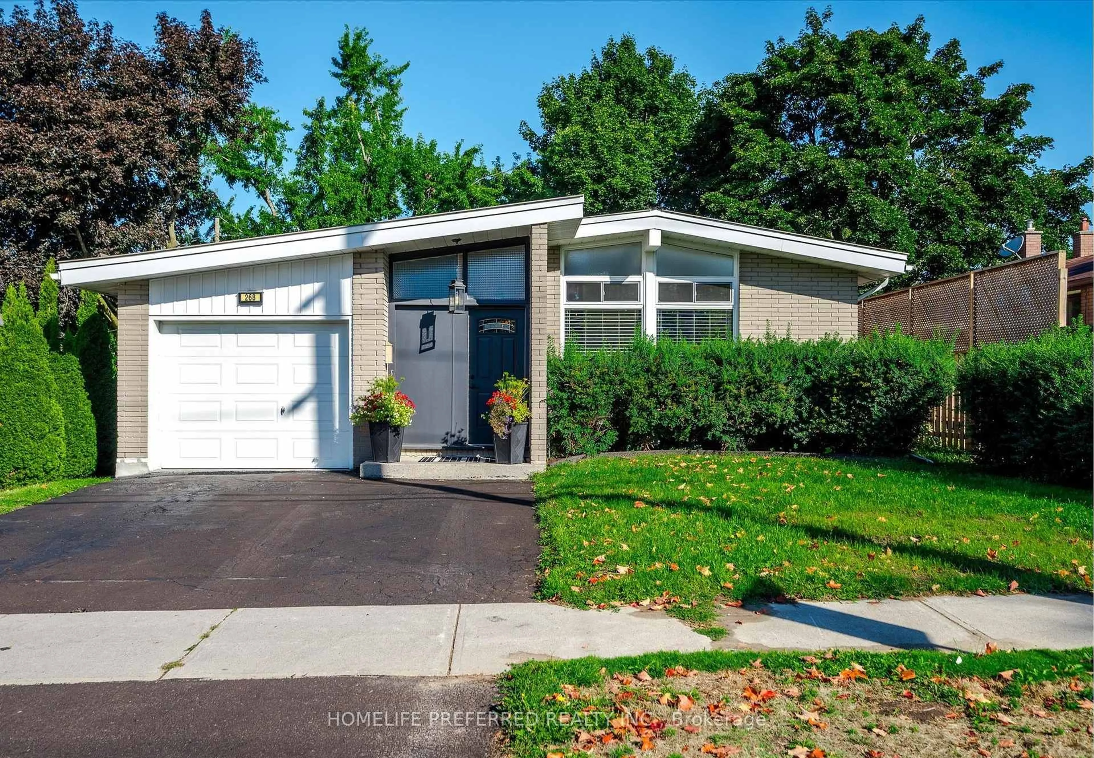 Home with vinyl exterior material, street for 268 Bellevue St, Peterborough Ontario K9H 5E5