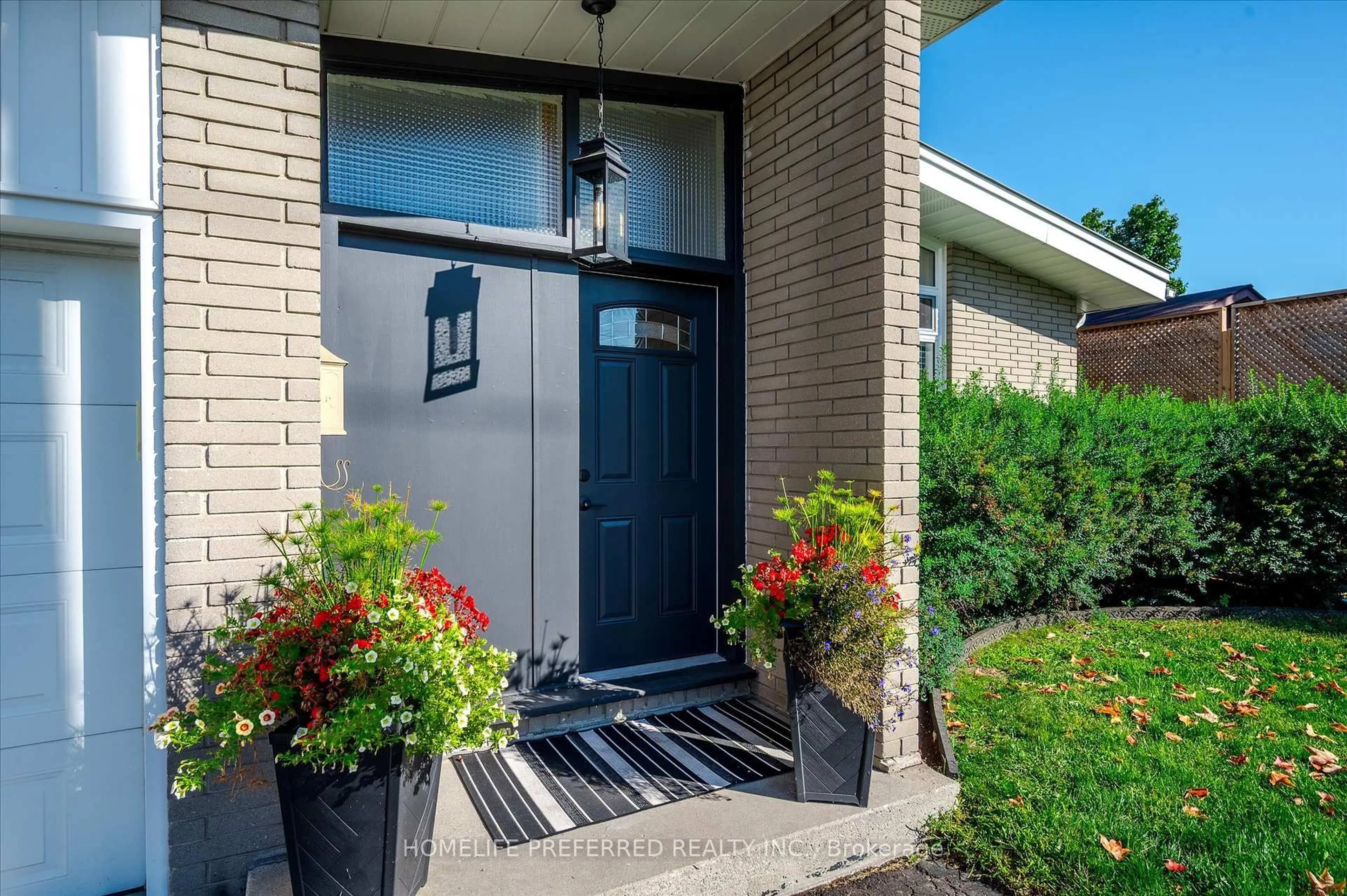Indoor entryway for 268 Bellevue St, Peterborough Ontario K9H 5E5
