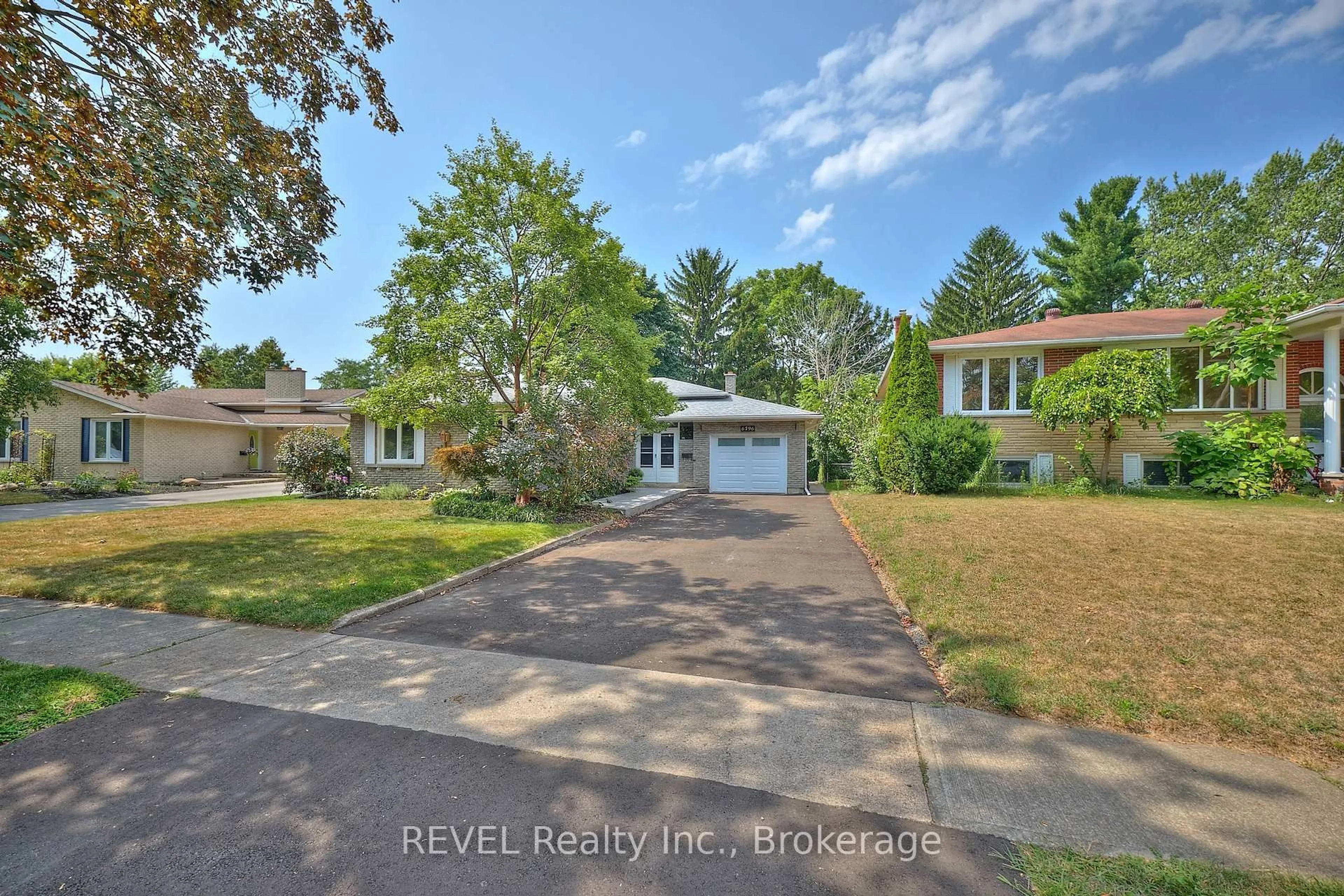 A pic from outside/outdoor area/front of a property/back of a property/a pic from drone, street for 6796 Corwin Cres, Niagara Falls Ontario L2G 2M7