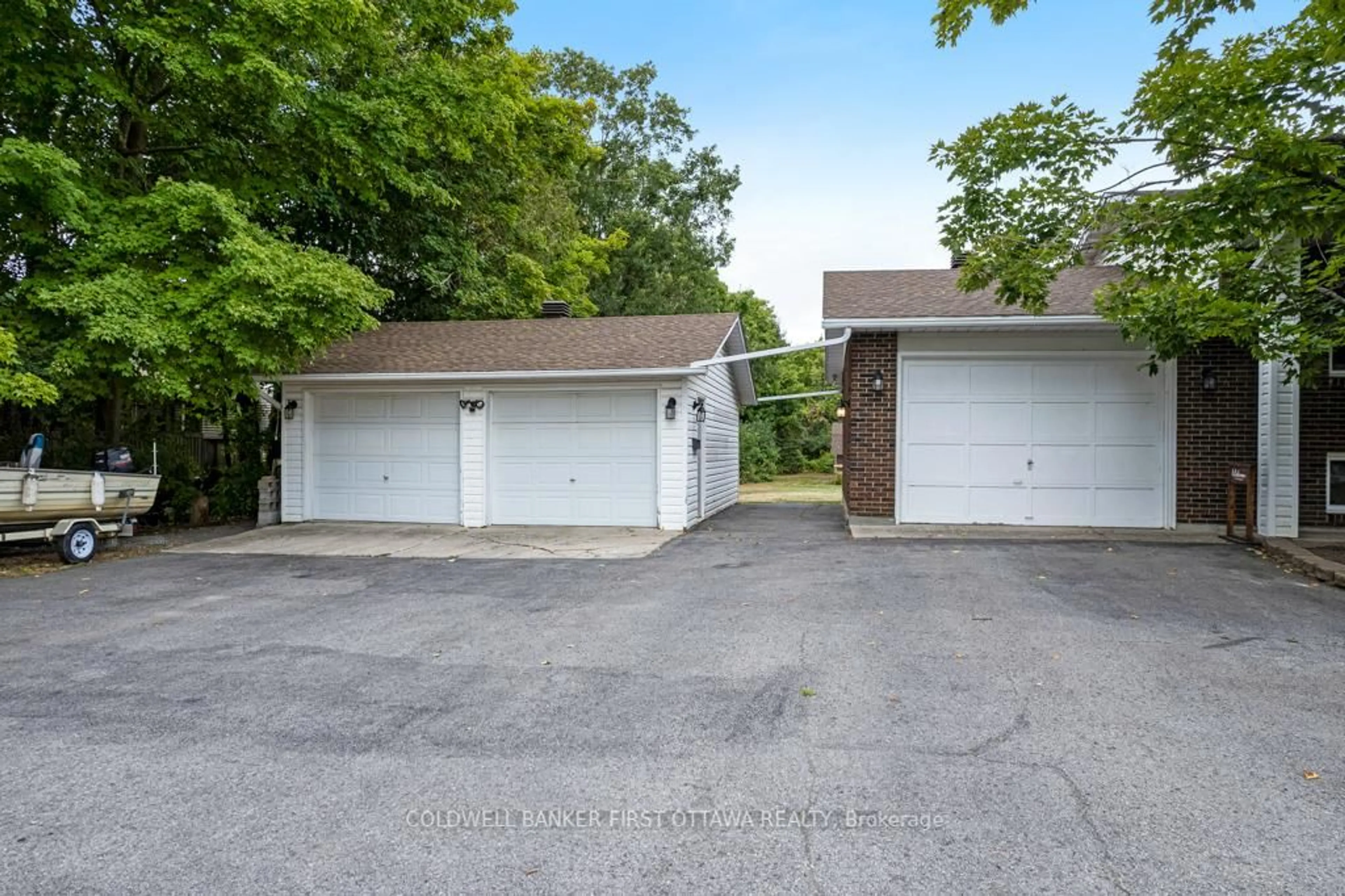 Indoor garage for 376 Napoleon St, Carleton Place Ontario K7C 4V5