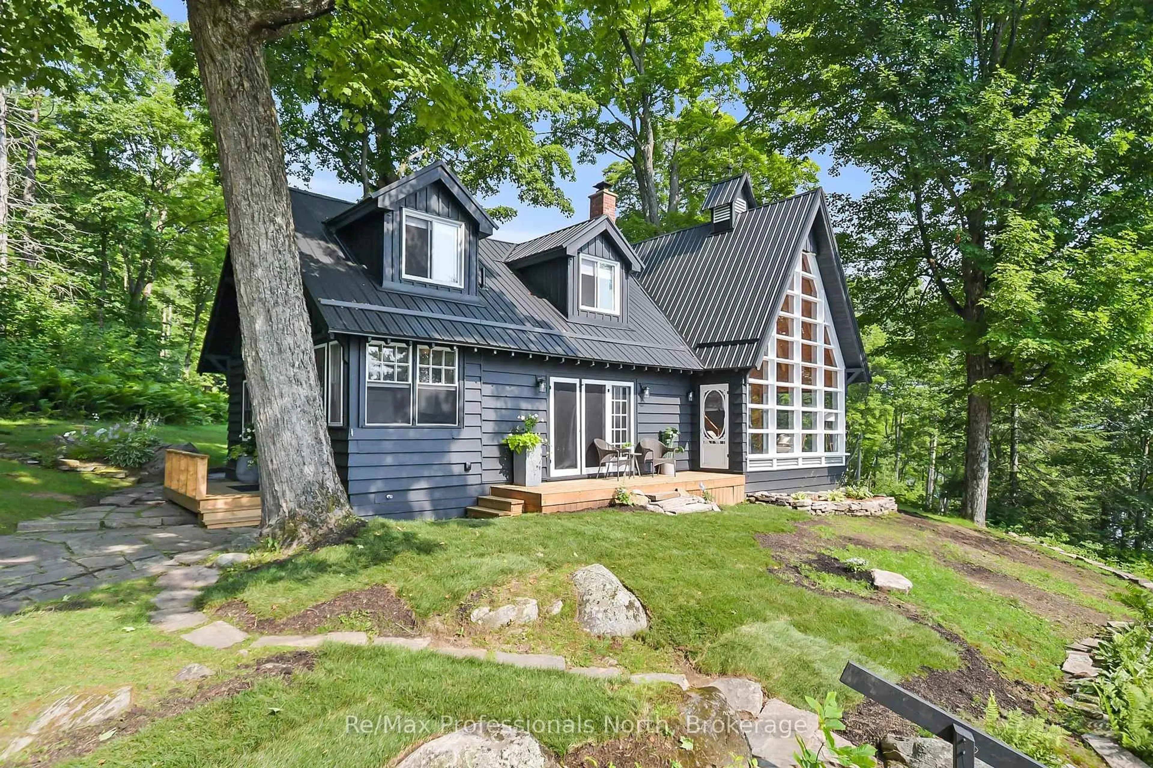 Home with vinyl exterior material, unknown for 95 PEN LAKE POINT Rd, Huntsville Ontario P1H 1A9
